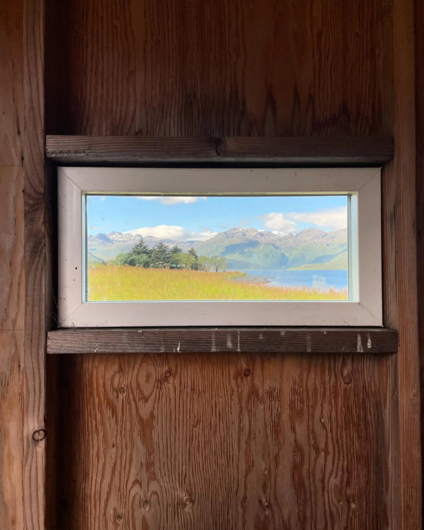 Even a fuel shed view is anything but ordinary.⛰️The scene out this rustic window is everything&mdash;peaceful, beautiful, and raw. Come enjoy nature&rsquo;s masterpiece at Kodiak Wilderness Lodge. 🖼️✨

#KodiakWildernessLodge #ShedScenes #MountainMa