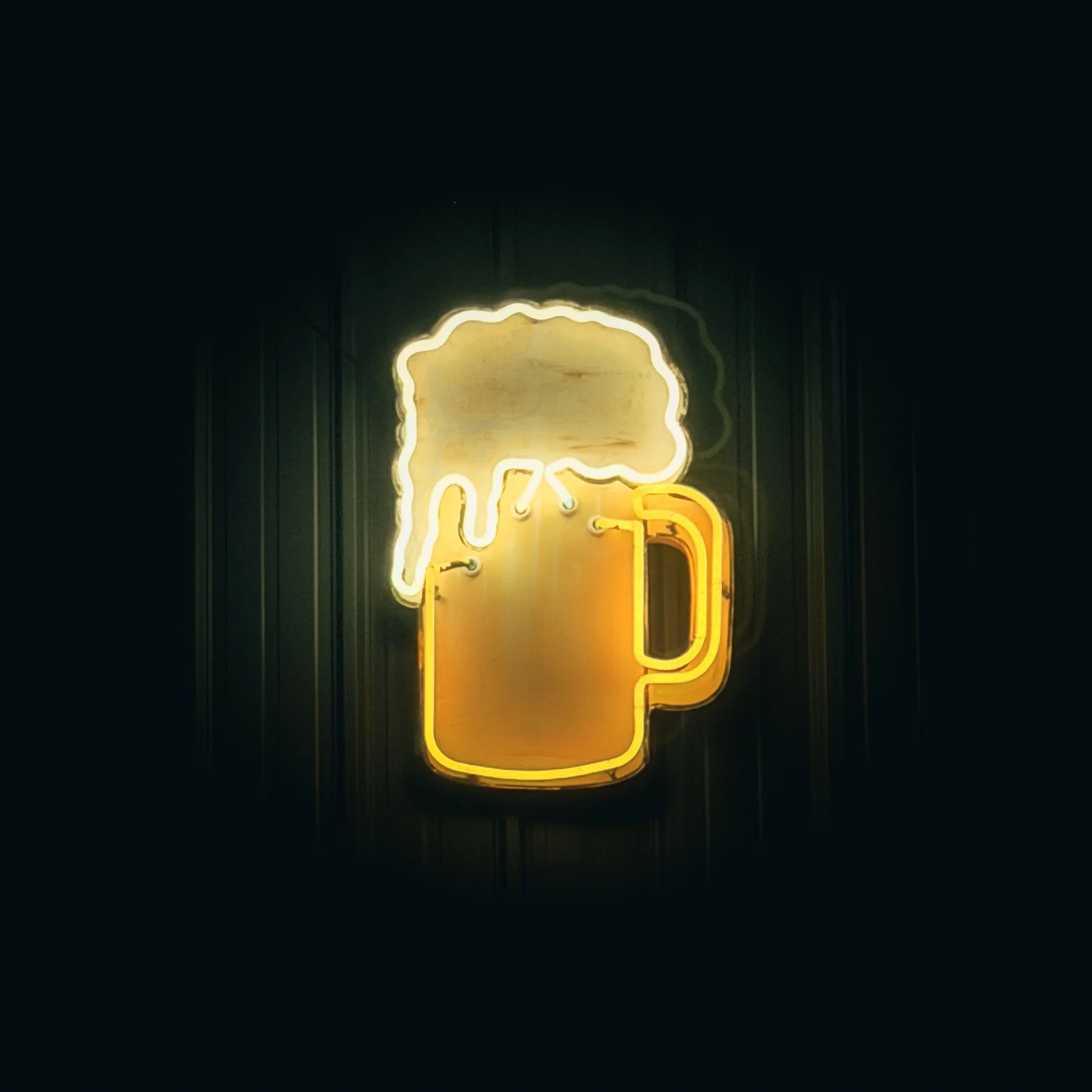 Neon beer mug sign outside Stoic Brews Alternative in Bentonville.