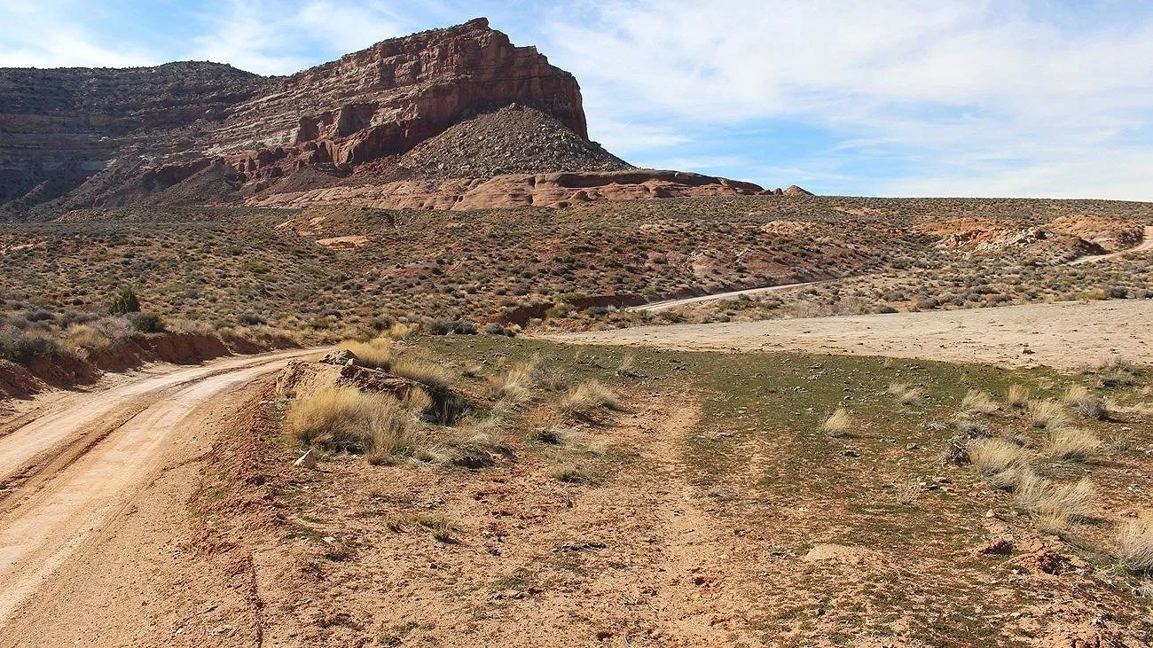 Hole in the Rock Road dirt track through desert landscape in Escalante Utah