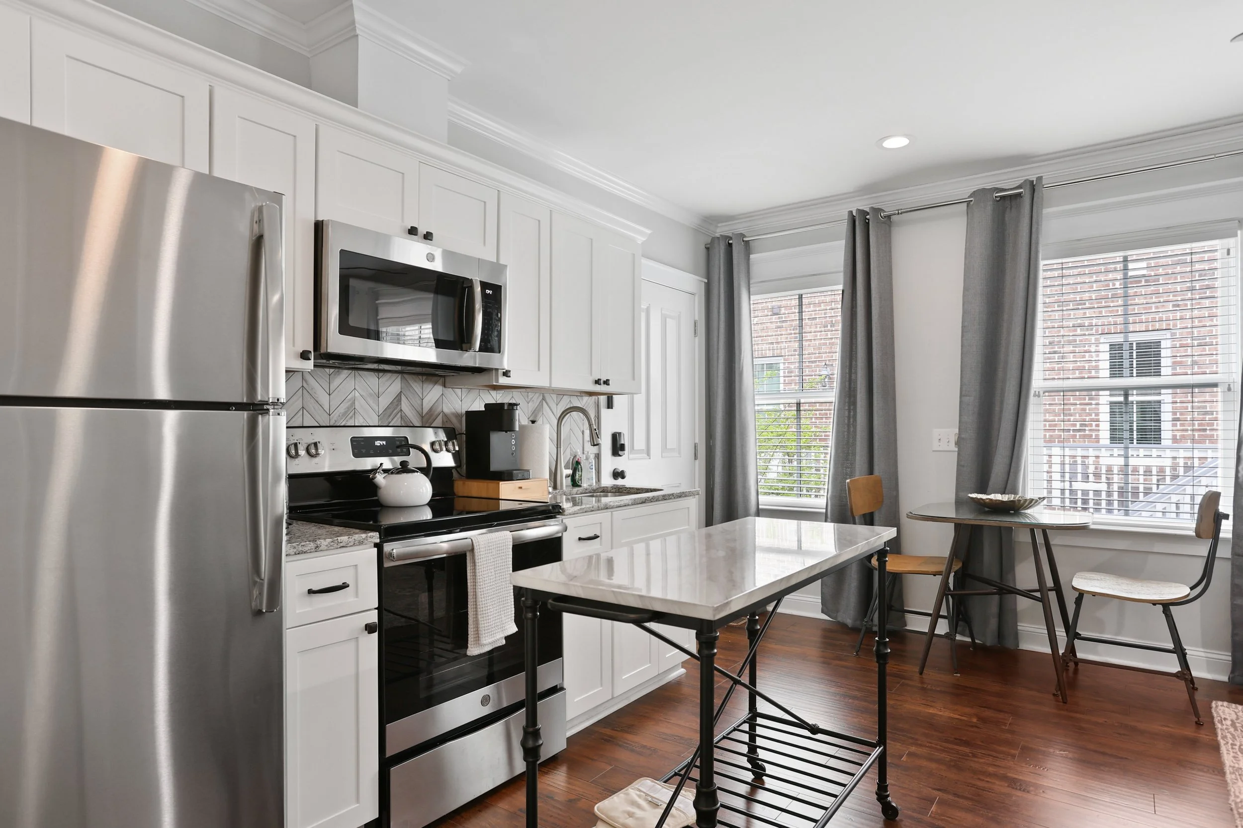 Modern Carriage House Suite in Historic District