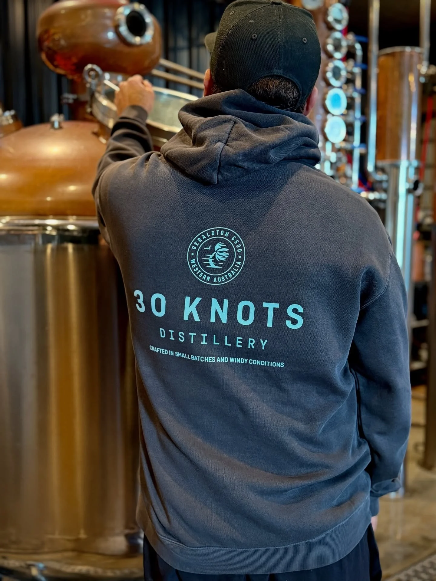 Cool days, cosy vibes – and a hoodie that says you know great spirits.
Available now at the distillery or online, in sizes XS to 3XL – but only while stocks last.