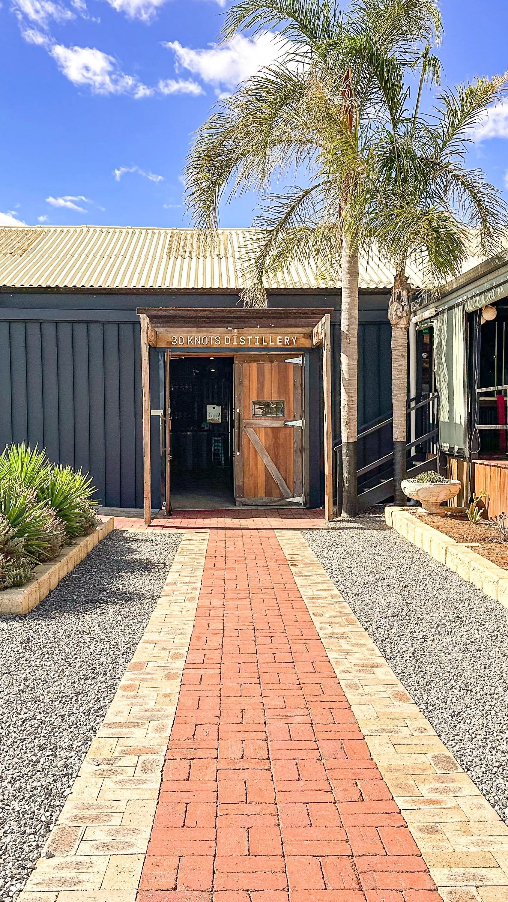 ☀️ A gorgeous Sunday in Geraldton — blue skies, sunshine… and an empty deck. It’s been a quiet one again.
Like many small businesses in town, we’ve felt the pinch of quieter days — but we’re still here, doing wha