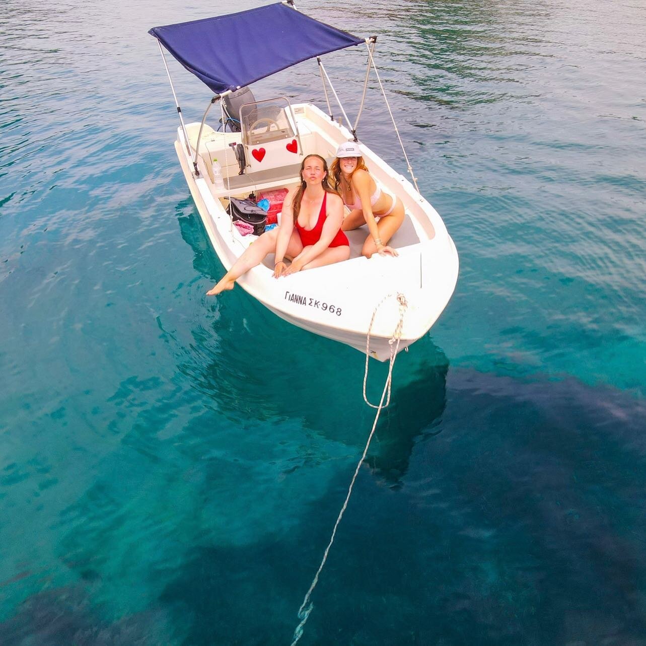 GUESS WHO IS IN MY HOUSE RIGHT NOW 
.
THIS GIRL @jannickemartin &hearts;️🫶&hearts;️🫶&hearts;️🫶&hearts;️
.
Throw back to driving boats around the bluest (coldest) waters of the Ionian Sea w my first mate✨✨