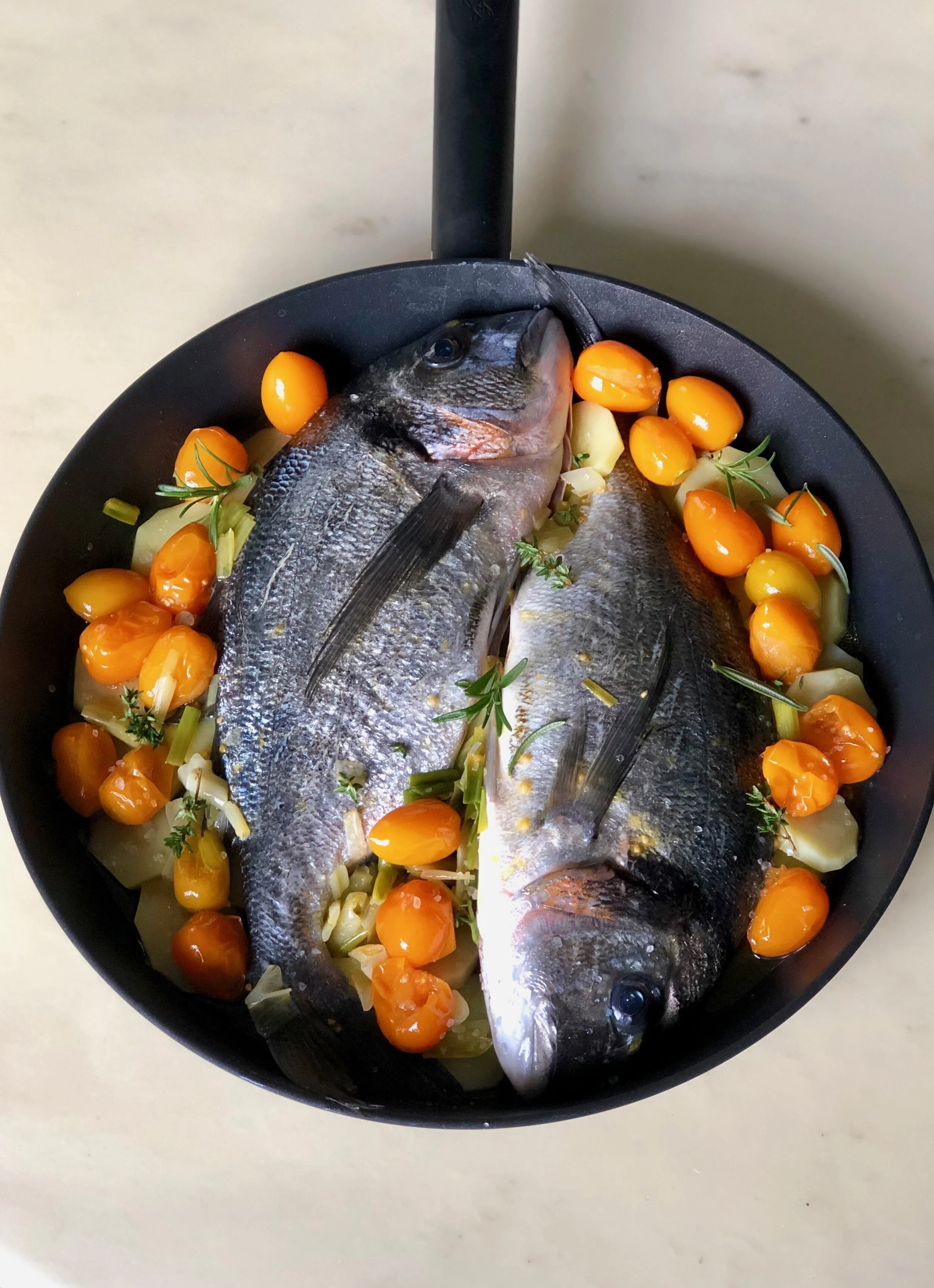 Orata con patate e pomodorini gialli
