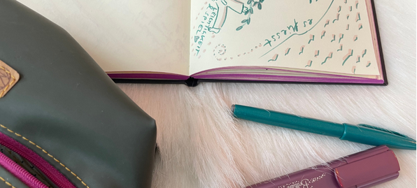 Schreibzeug mit Notizbuch, die auf einem gemütlichen Fell liegen. Mehr braucht es nicht für Erkenntnisse über dich selbst..