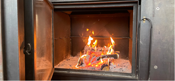 Cheminée mit brennendem Feuer: wann wird es dir warm ums Herz?