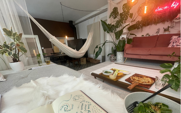 Sofas mit Hängematte, Apéro-Häppchen, Notizbuch und gemüntlicher Atmoshpäre