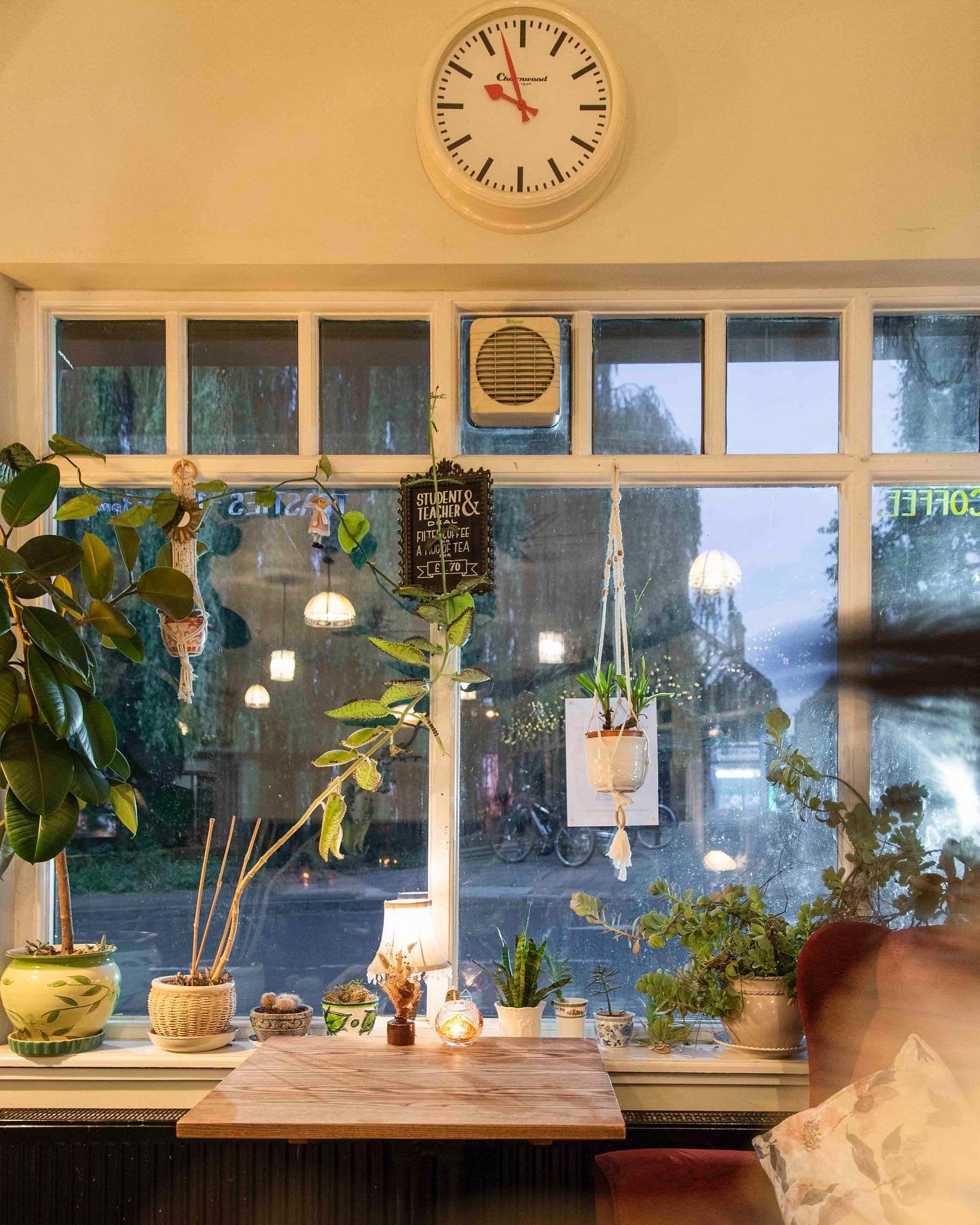It&rsquo;s time for the weekend!

Why not enjoy a hot chocolate or a cup of tea at @merchantshousenorwich ? This lovely caf&eacute; offers a warm atmosphere, perfect for reading, chatting with friends, or playing one of the games available. Good news