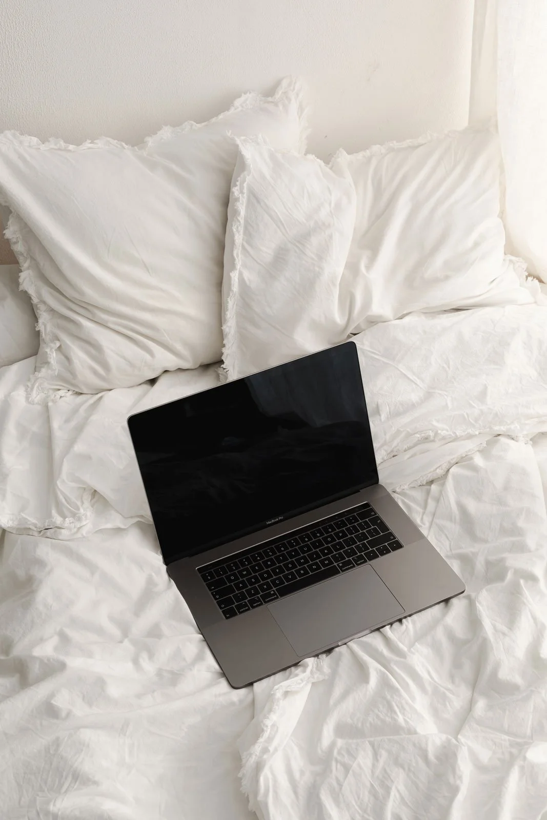 kaboompics_working-with-a-laptop-in-bed-white-cotton-bedding-28950.jpg