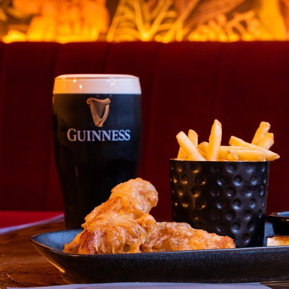 Nothing beats fish, chips, and a pint of Guinness... the best Irish trio. Sl&aacute;inte! 🐟🍺