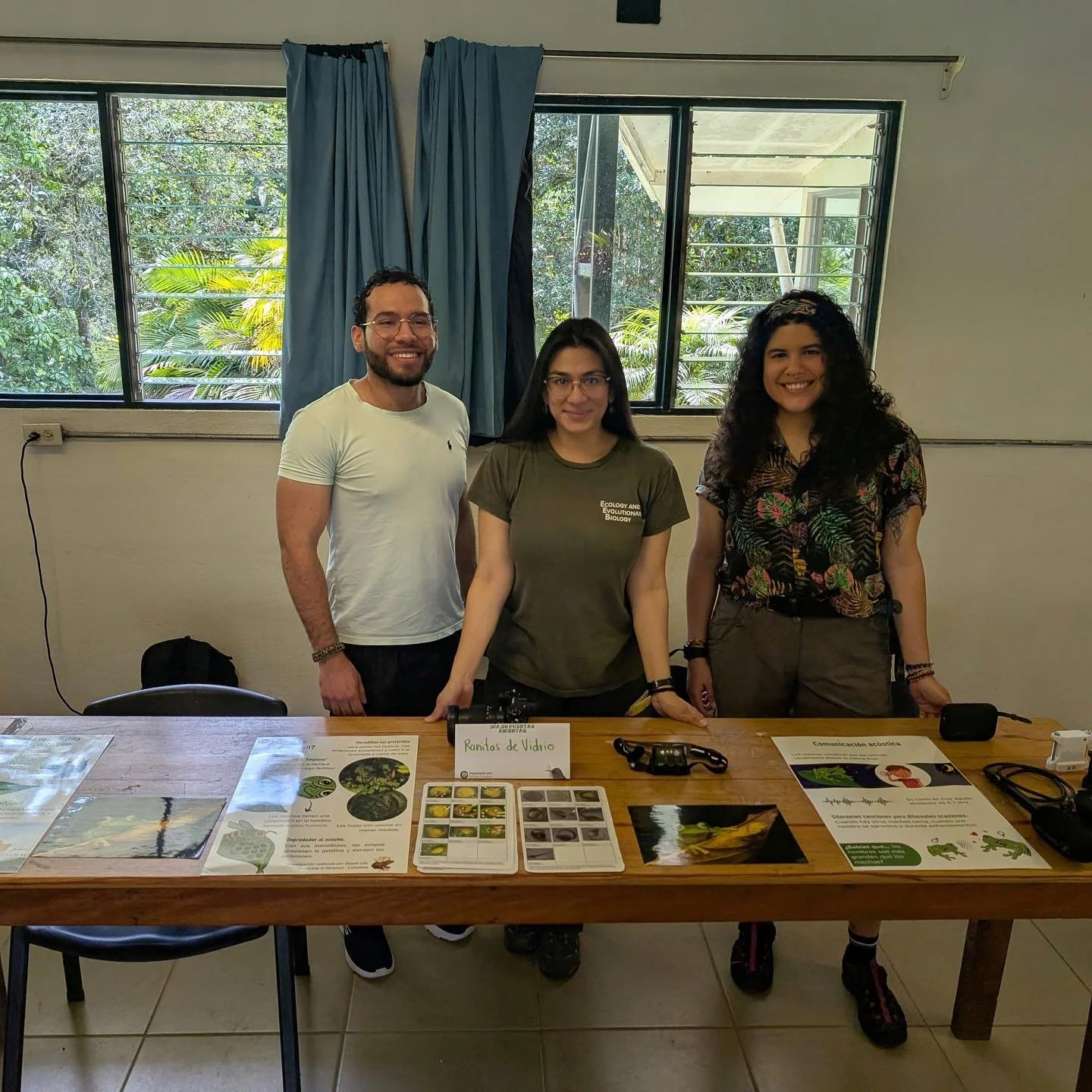 🐸✨Open House Day at Las Cruces Biological Station! (@tropicalstudies_oet ). Our lab set up a table to talk about glass frogs: where they live, how they reproduce and how they call. Thanks to everyone who stopped by to learn about our research💚!

🐸