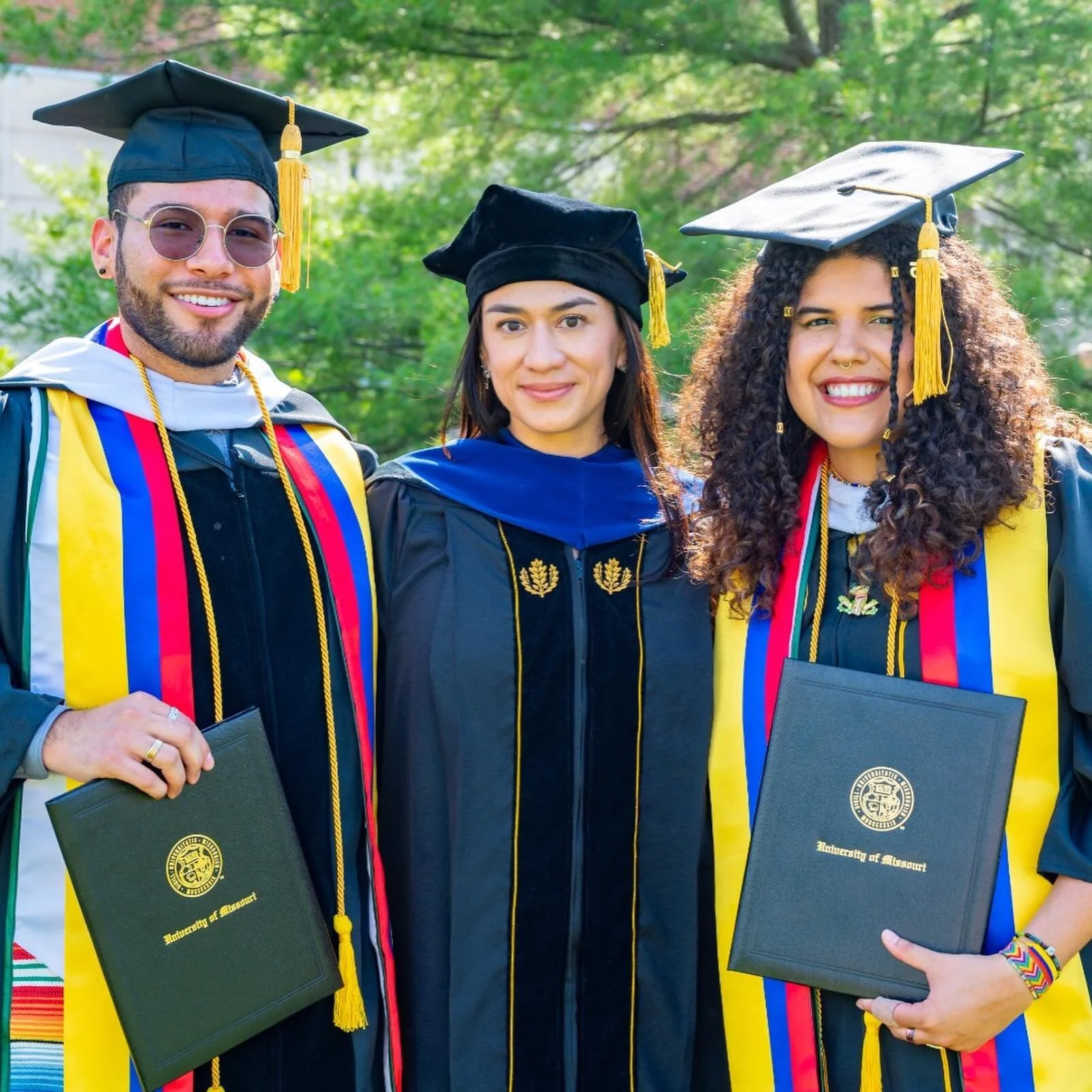 Summer is really here, bringing sunshine (and some tornado warnings 🌪️) and reasons to celebrate 🐸 🎓. So proud of my students for getting their M.Sc. degrees. Congratulations @anura.music and @sebascuraca on all your hard work! 🎉