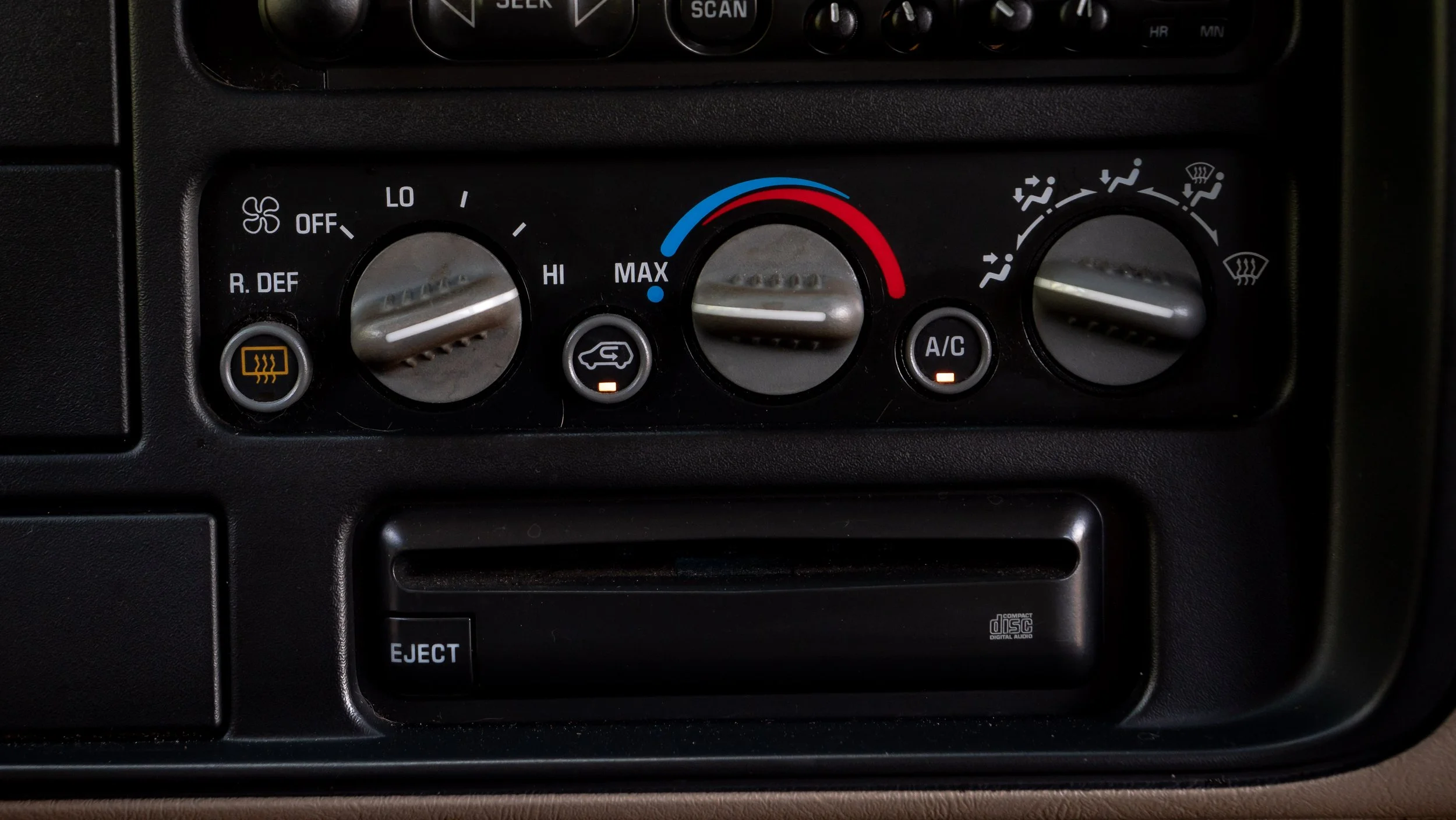 1999 GMC Suburban-1688874.JPG