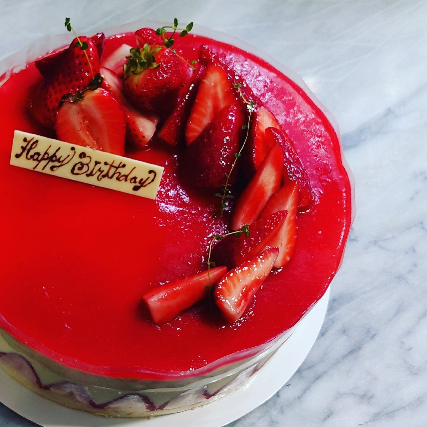Fraisier cake aka classic french strawberry cake
@a birthday celebration🎉

#fraisiercake #frenchstrawberrycake
#strawberrycake #フレジェ
#birthdaycake