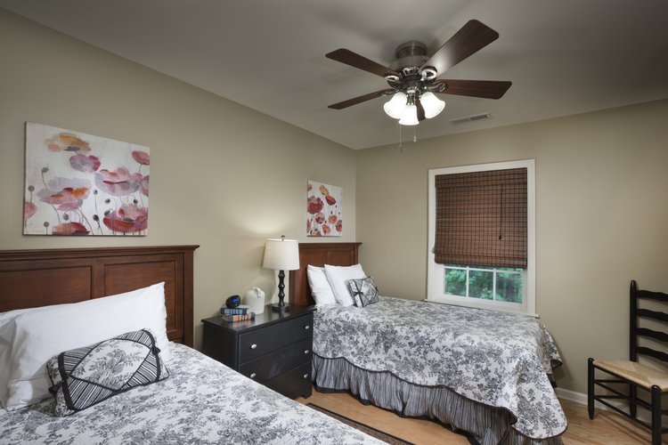 Asheville Luxury Cottages Twin bedroom for children or adults