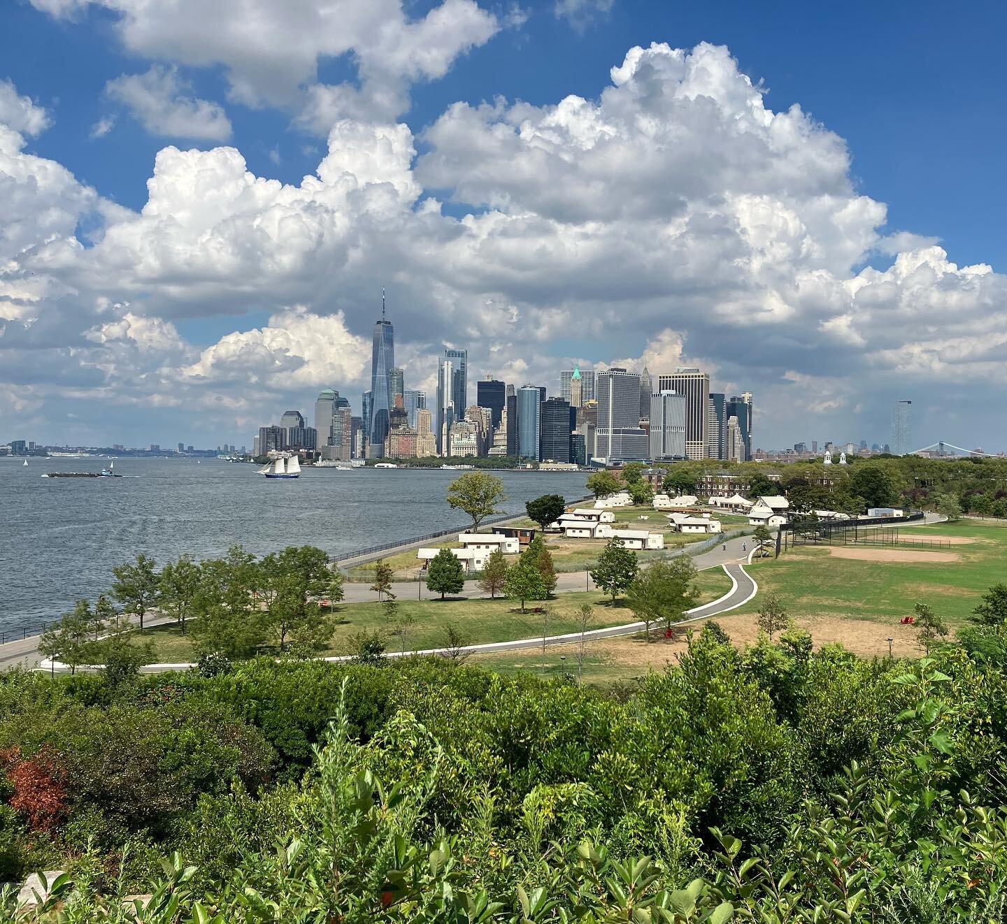 The big 🍎 beccons, you wash up on foreign shores for a moment and in a blink find yourself back amongst the lettuce. Also bottlebrush buckeye 👌