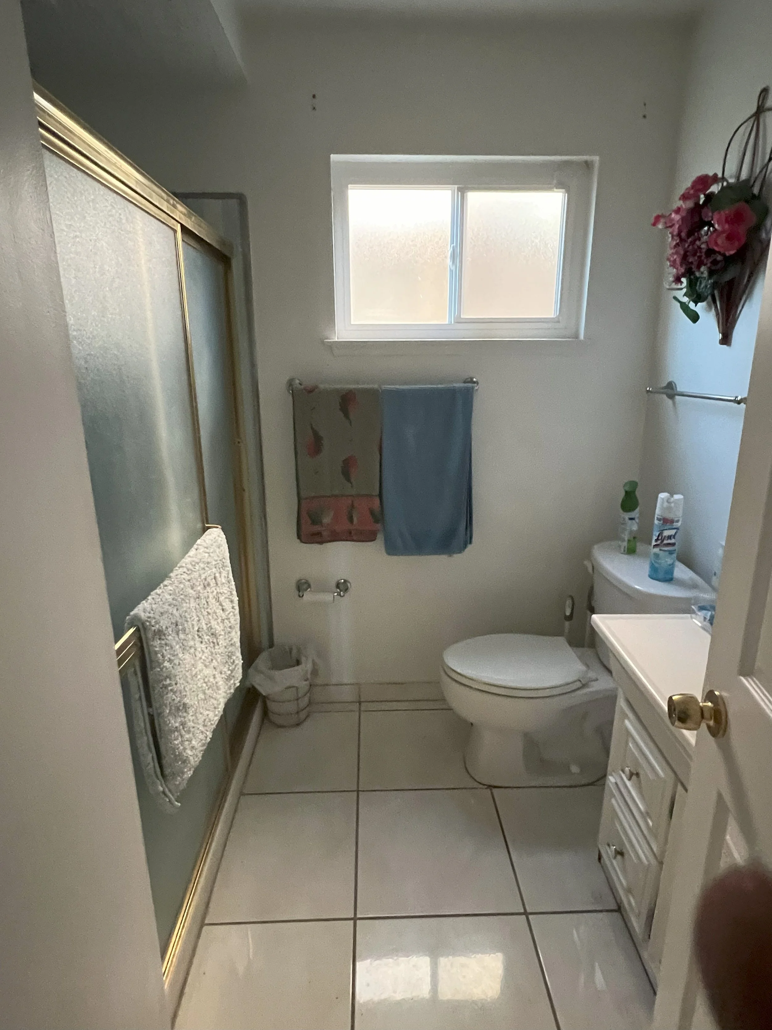 before picture of a carson ca bathroom remodel in neighborhood near long beach city college in 1950s craftsman house done by long beach interior designer jennifer morehouse of morehouse crafted interiors