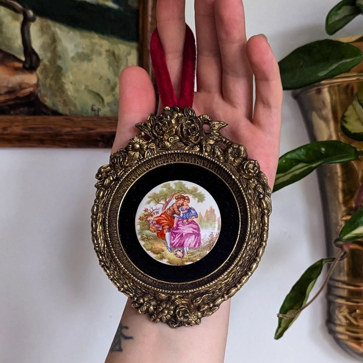 Monday Mini 🎀

Calling all Rococo &amp; Regency lovers! This ornate cameo features a print of Jean Fragonard's on porcelain in vivid, beautiful vintage condition! The cameo is secured onto a velvet backdrop within a brass-like metal floral frame. Me