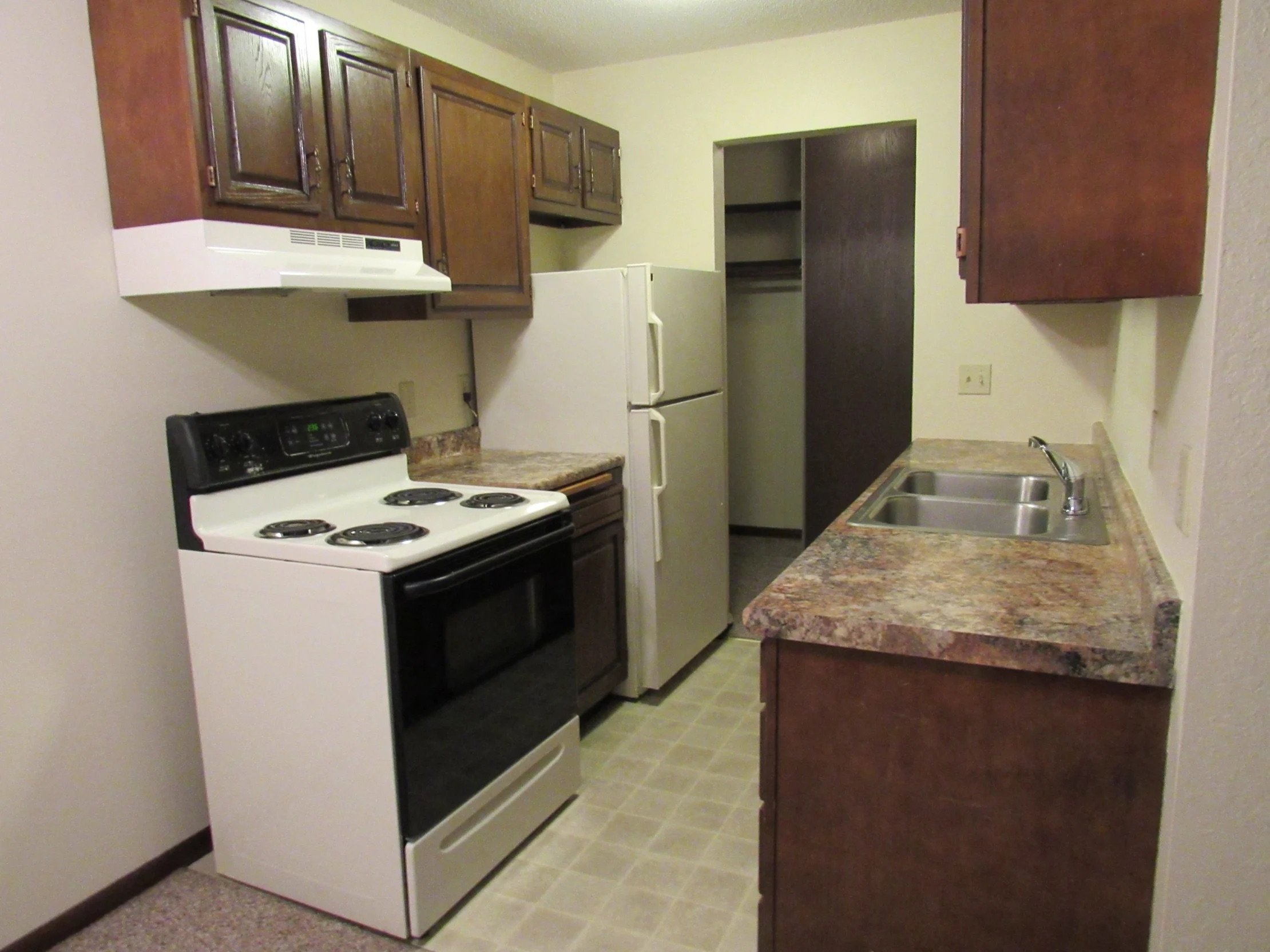union-park-apartments-granite-countertops-kitchen-st-paul 2.jpeg