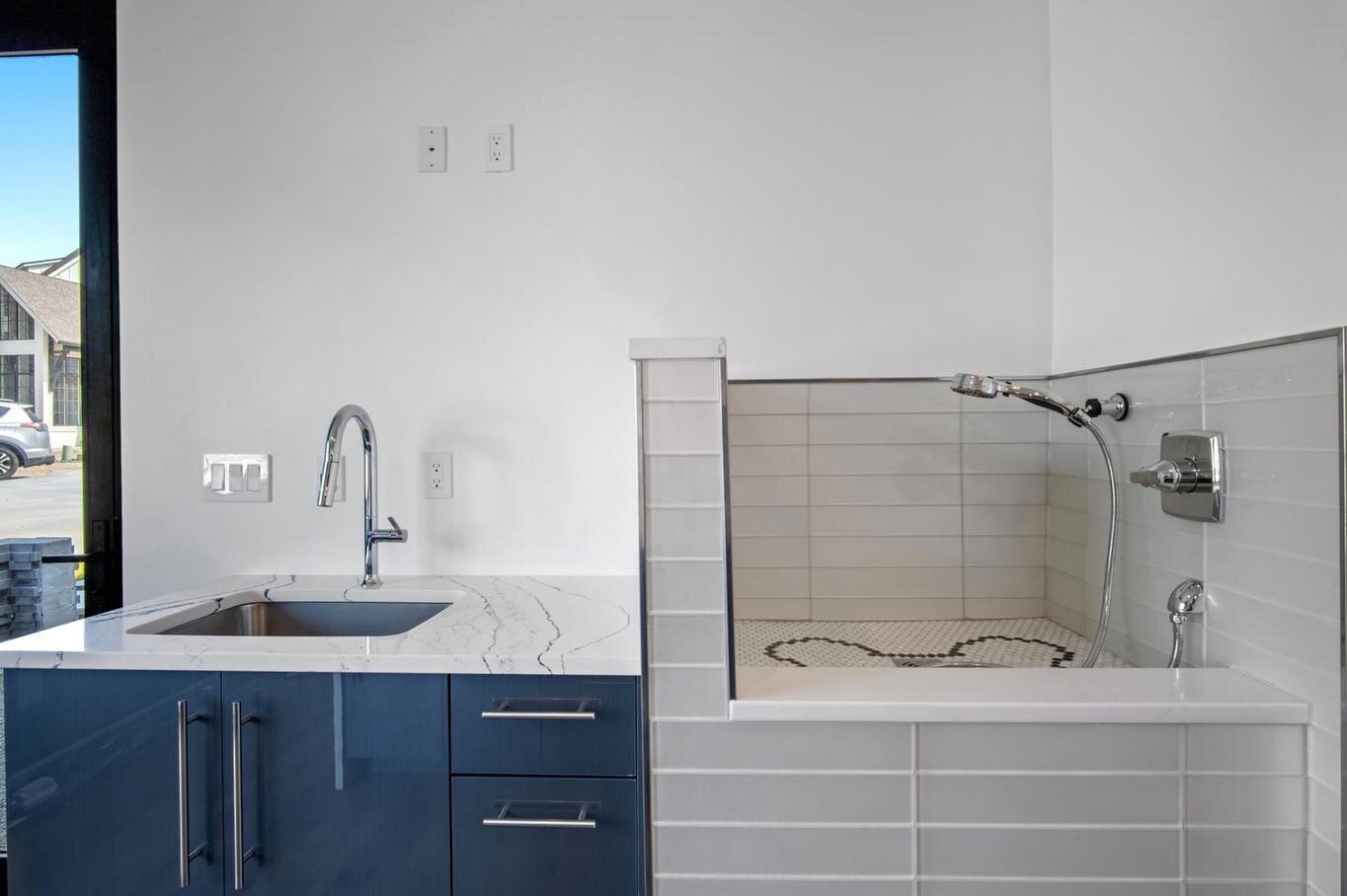 This laundry room with @cambriasurfaces Portrush Quartz is perfect for everyone, including your best four-legged friends! 🐾