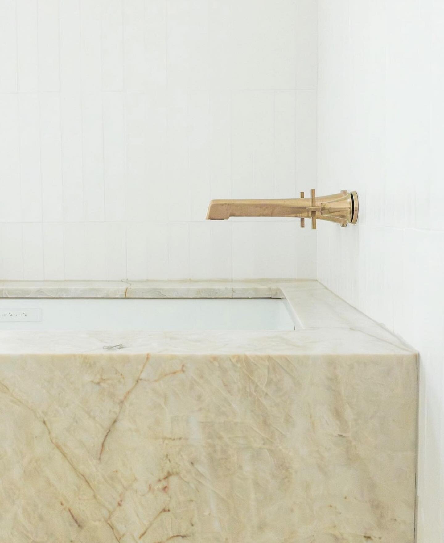 Love the warmth and elegance that a tub surround adds to this master bath. Thank you @eharperdesigns!