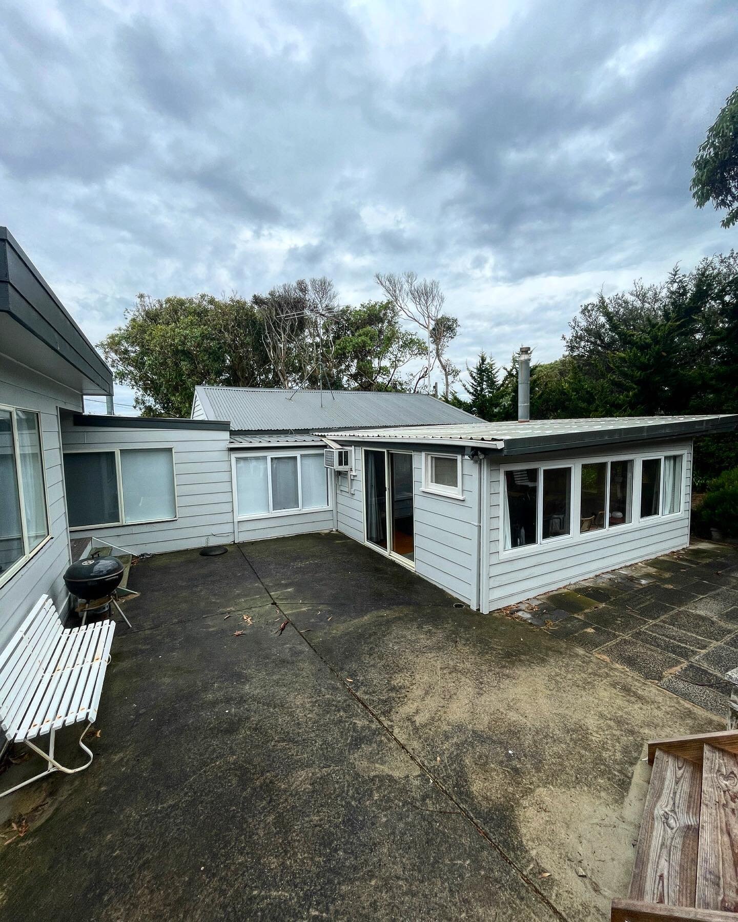 Happy Easter!!!!!!!
A fantastic result from a surface clean and a low pressure exterior house wash on one of our clients beautiful 60 year old weatherboard home in Breamlea - Book in and transform your property with our eco-friendly pressure cleaning