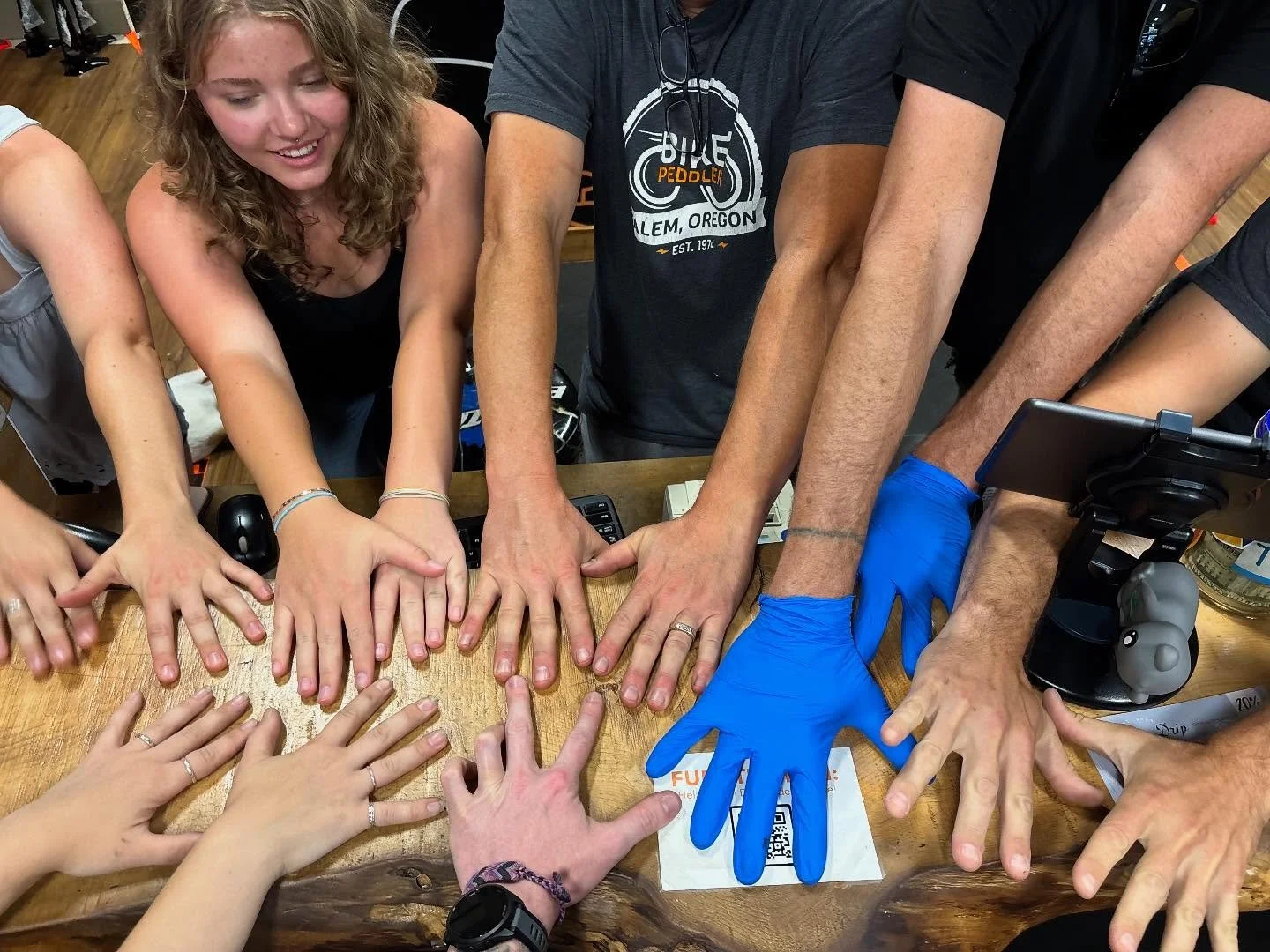 Hands in if you&rsquo;re excited about the weekend 😊👏 If yours isn&rsquo;t already booked up, might we recommend a visit to your friendly neighborhood bike shop?