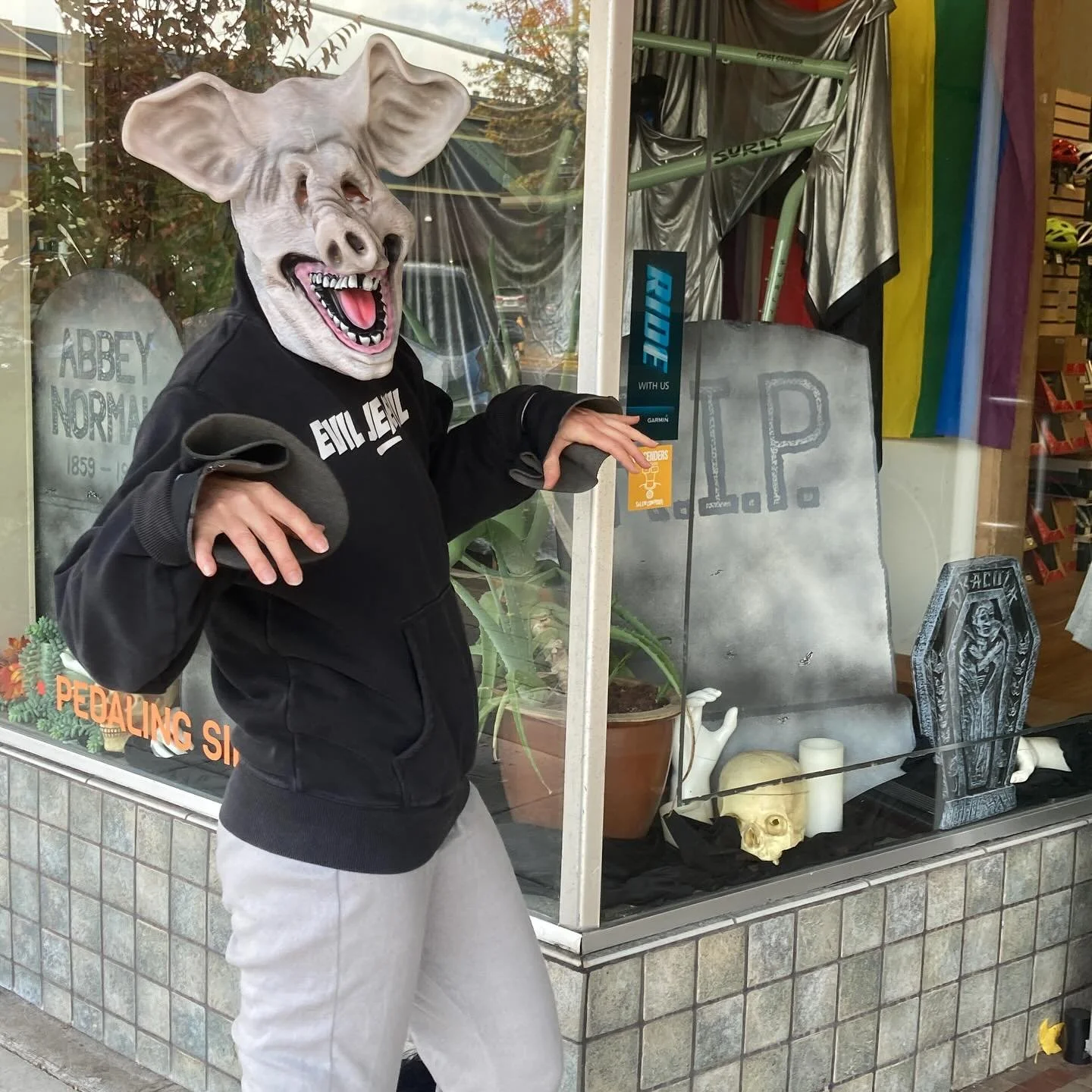 Creep on down to Bike Peddler and get your free treats at @trick.or.treat.salem downtown! 
Noon-5p