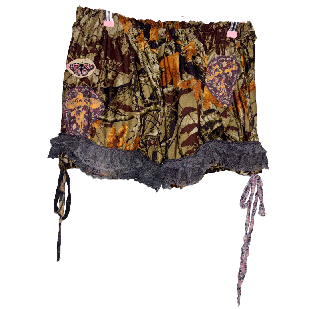 green camo bloomer lace shorts (sz medium)