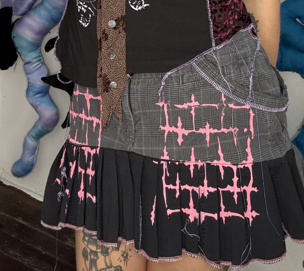grey pleated mini skirt (sz large)