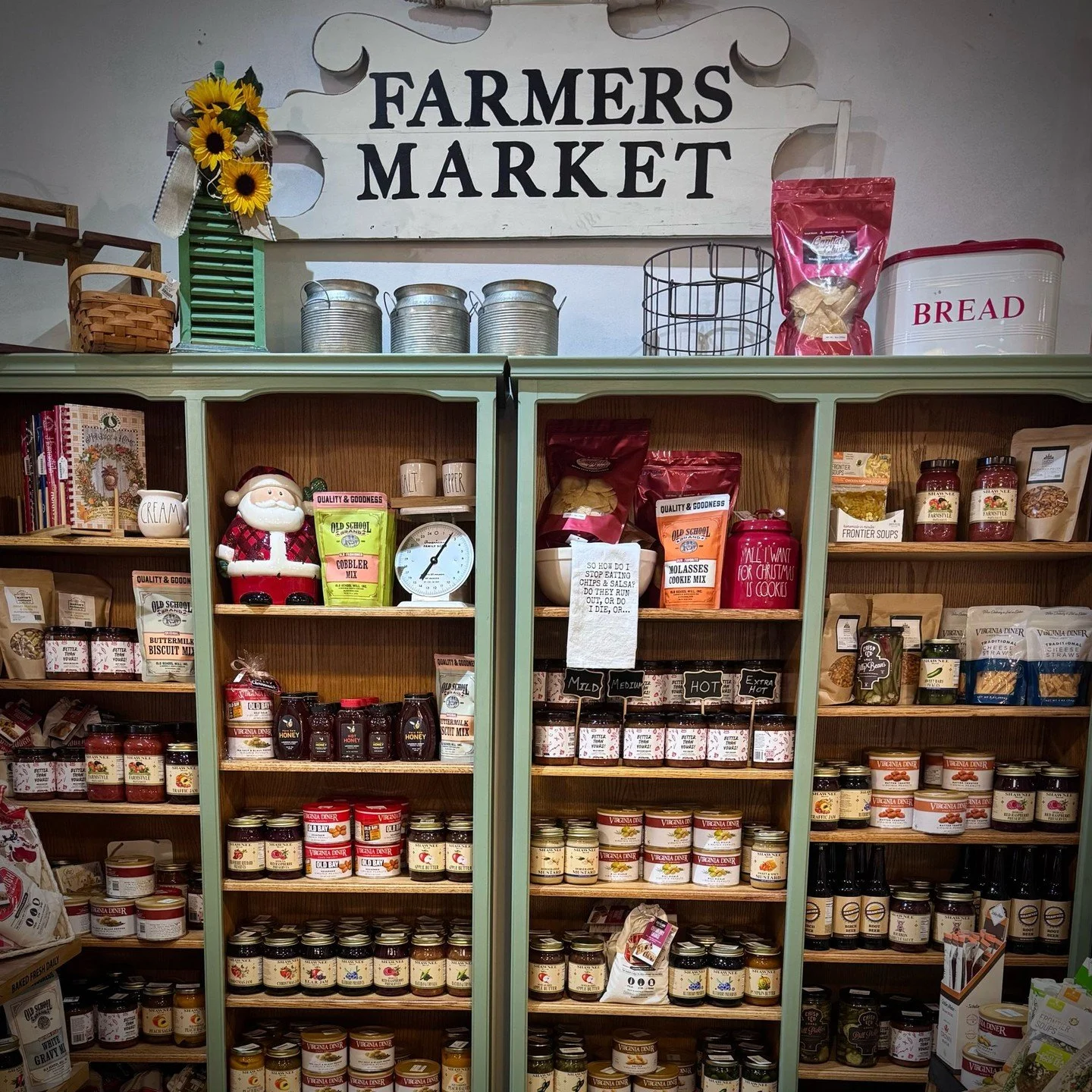 Looking for a few last minute gift? Loudoun Honey is now available @lazydaisygiftstoreleesburg along with hundreds of other great gift and decor ideas. If you haven&rsquo;t stopped by, go check them out in the Wegman&rsquo;s shopping center by the mo