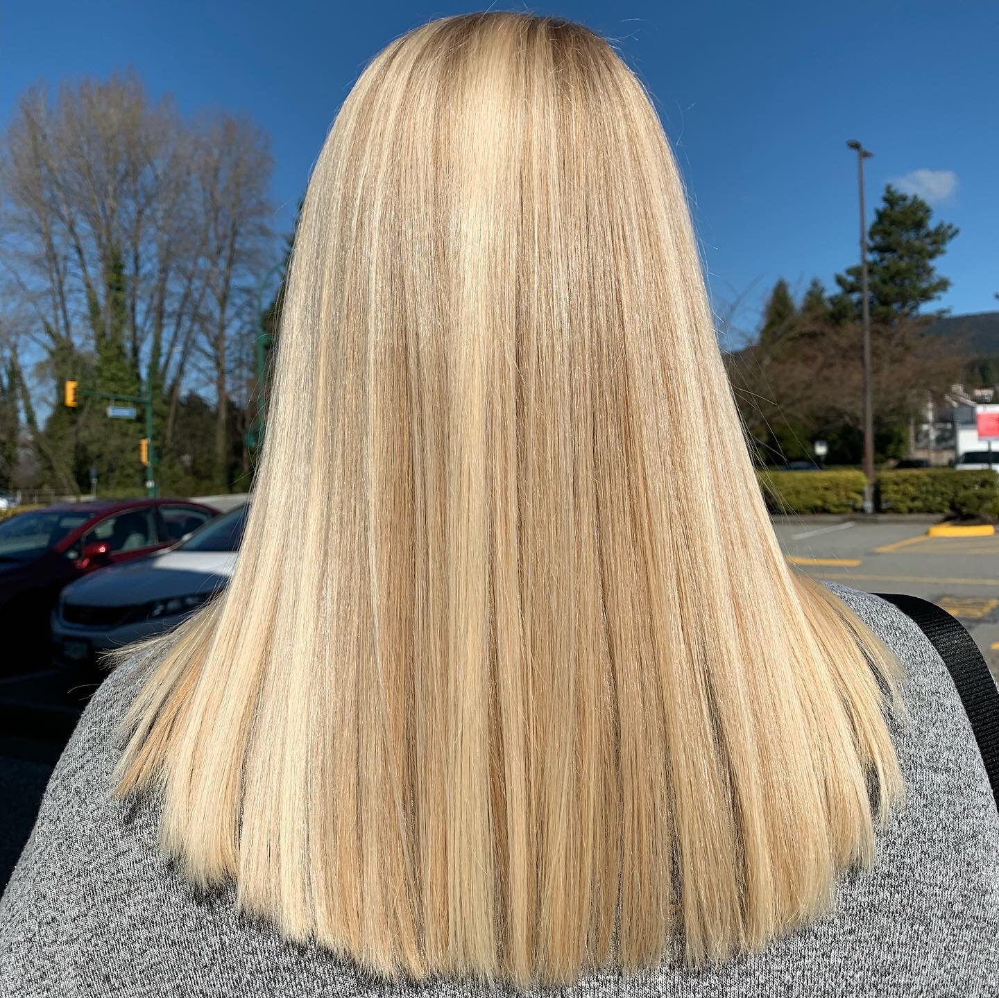 Got this beautiful shine using our Labiosthetique&rsquo;s protective glossing essence! Our shiny in-salon treatment lasts for 6 shampoos and is available as an at home treatment as well! Perfect timing for the sunny weather. Work by Vickie🤍

-
#salo