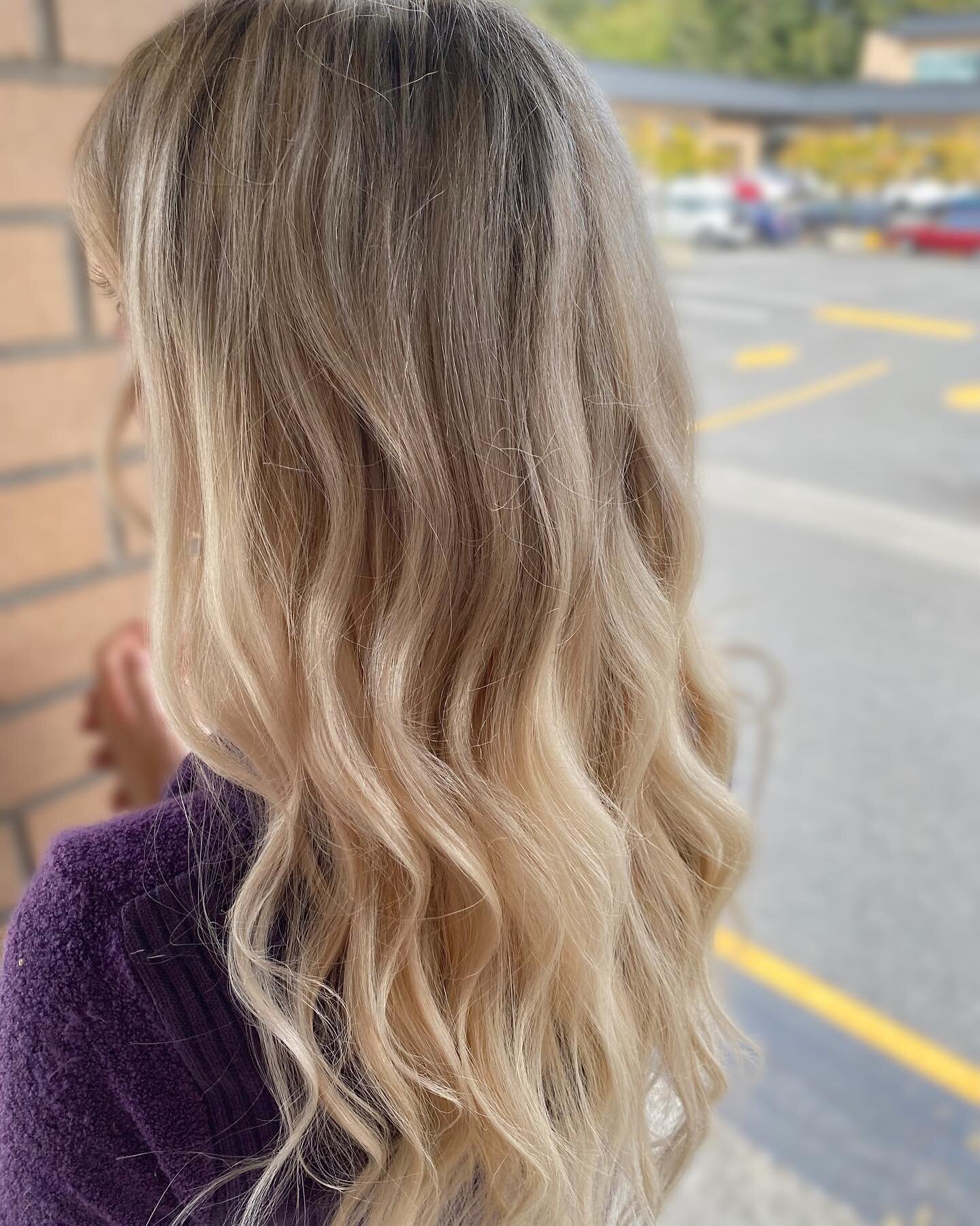 Beautiful buttery blonde done by stylist shannon, @shanhairninja 

#hair #hairsalon #coquitlam #coquitlamsalon #blonde #highlights #blondehair #haircut #balayage