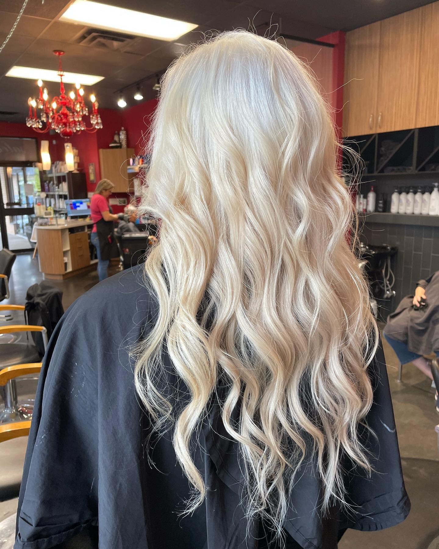 Blonde bombshell!! Gorgeous, creamy blonde done by stylist Shannon (@shanhairninja )

#hair #hairsalon #coquitlam #coquitlamhair #coquitlamhairsalon #blonde #platinumblonde #bleachout #haircare #surfacehair #goldwellcolor #labiosthetique #kmshair