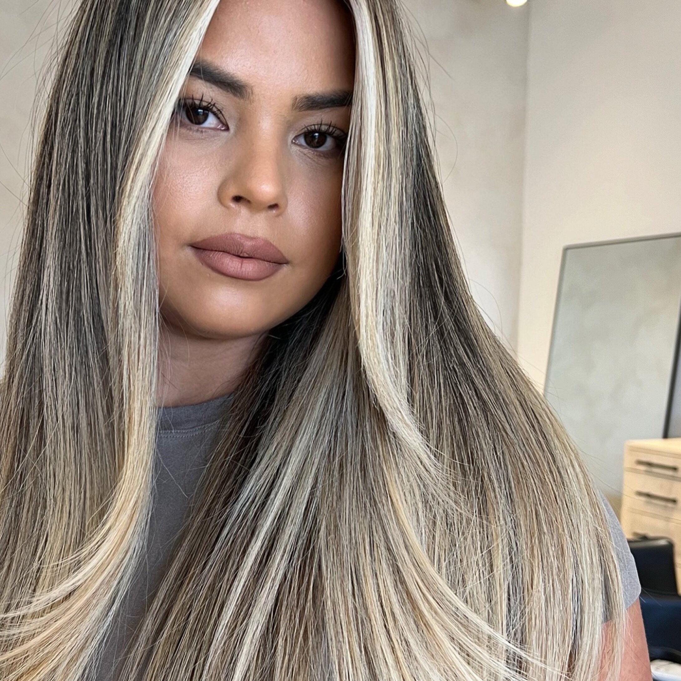 Calling all the girlies who want to be blonde for summer 🗣️⭐️✨
This is your sign!!
.
.
.
.
.
#richbrunette #hairtrends #hairtrends2023 #milbon #Businessowner #redlandsbusinessowner #livedinbalayage #redlandshair #IEhairdresser #LAhairstylist #redlan