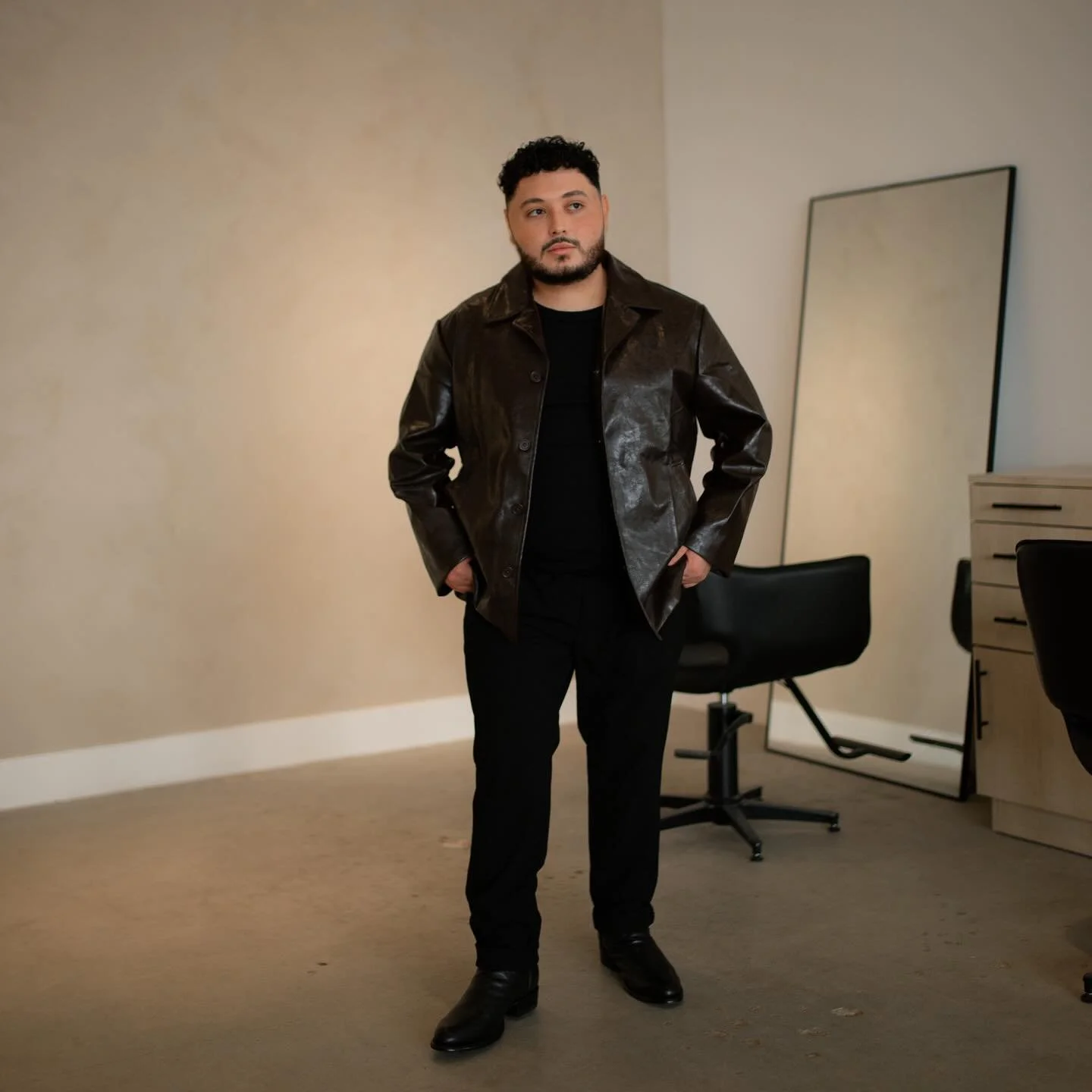 ⭐️ STYLIST SPOTLIGHT ⭐️ Meet @royl.hair ! A very talented artist that specializes in dimensional looks but is still very multi talented with other looks! Roy is known to create extremely blended looks that blow you away.  If you like very chill vibes