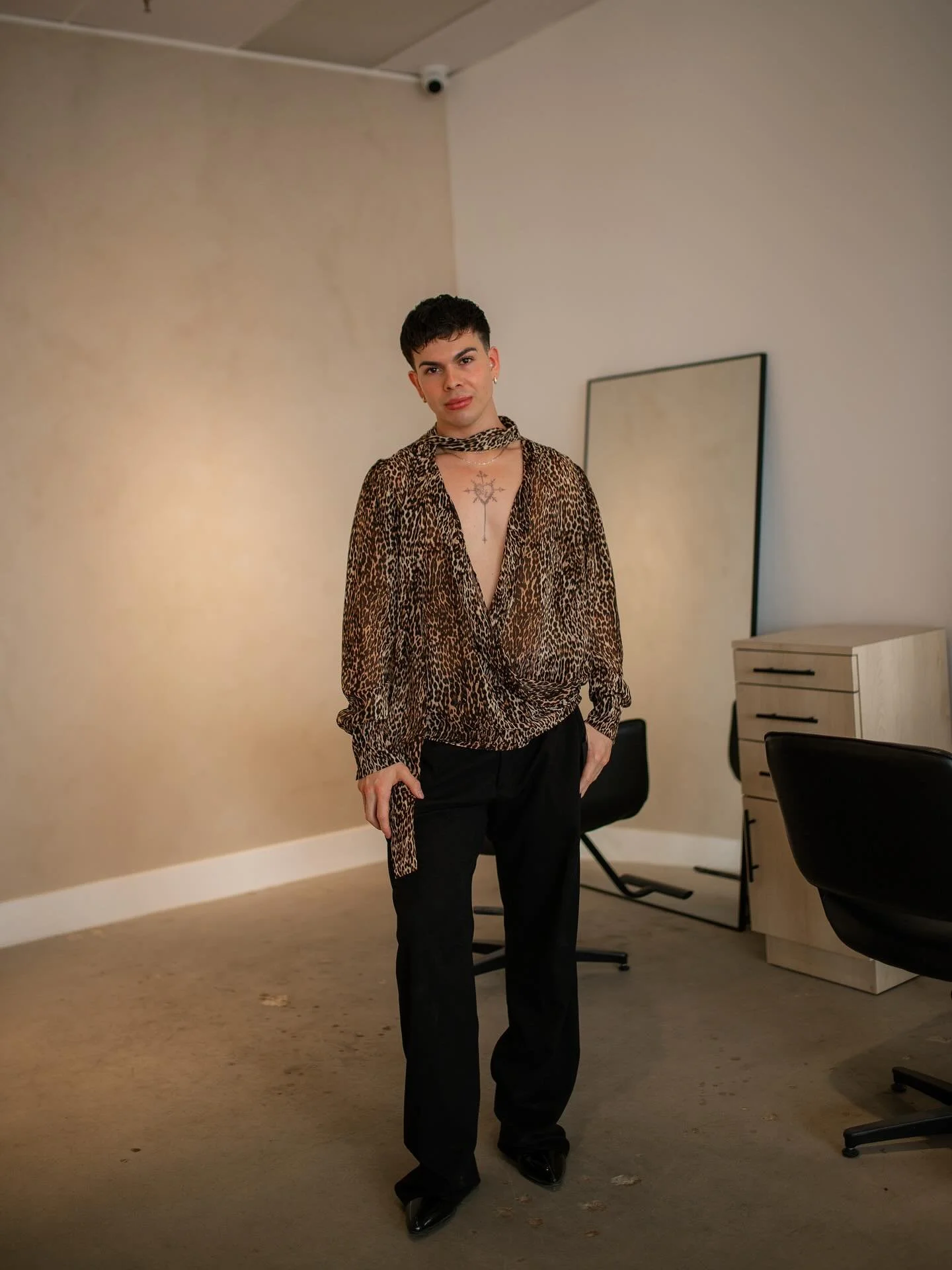 MEET MANNY! ✨
A stylist who puts his whole heart into his craft. Manny is all about making sure you leave feeling your absolute best! He&rsquo;ll go above and beyond to bring your hair inspiration to life. Beyond the chair, he&rsquo;s the sweetest an