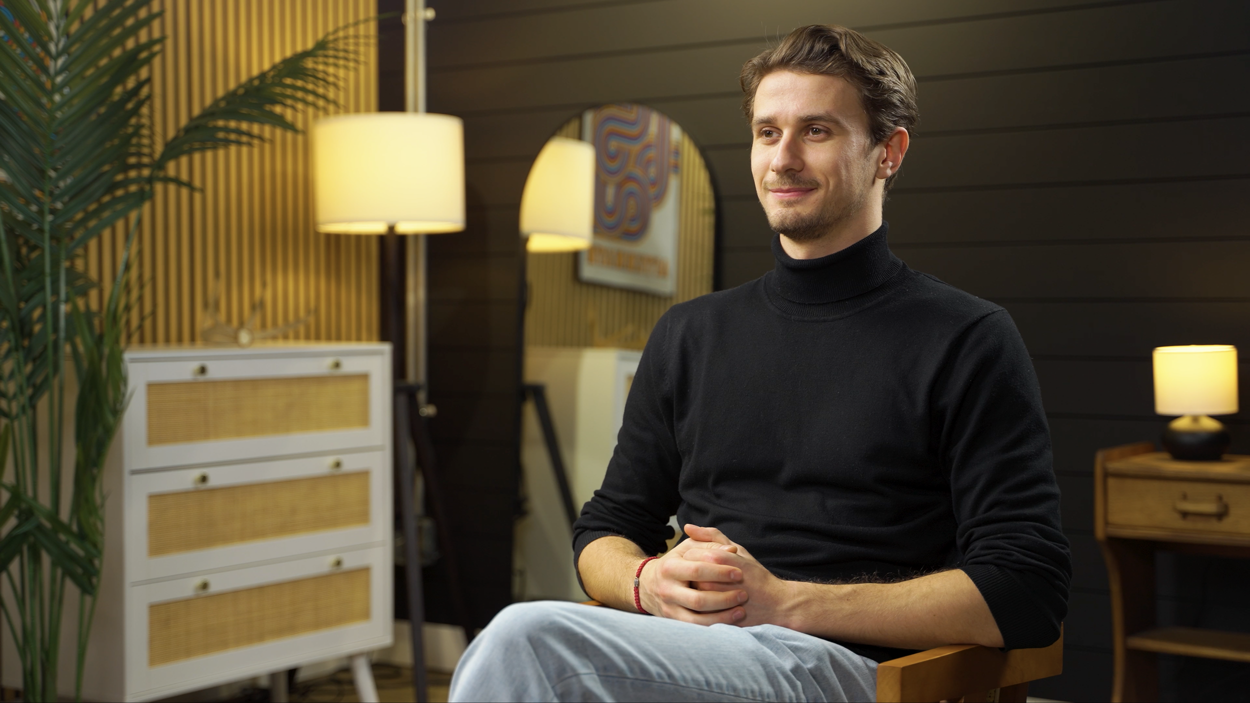 Main Setup Podcast IAVA Studio with a Simple Chair 2.png