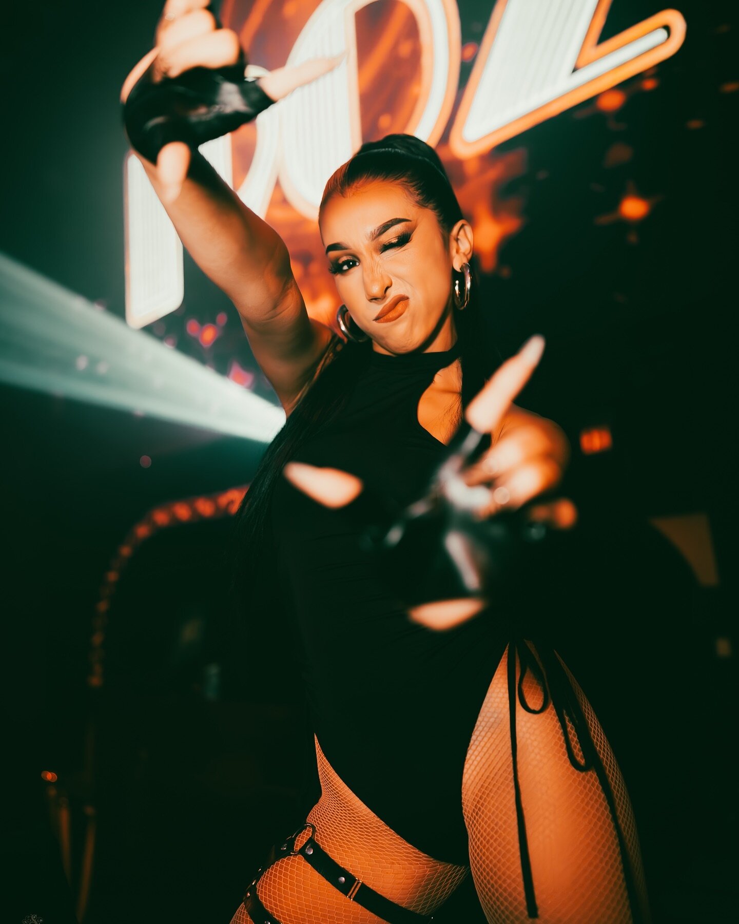 @mamabird._  with the, &ldquo;HOLD THAT SHOT!&rdquo;
🖤🖤🥂

Venue: @1902satx 
In Frame: @mamabird._  @sarapeacockdance 
Local Artist: @210kingtez210 

#1902 #club #nightphotography #nightclub #modeling #dancer #sanantoniodance #texas #sanantonio #ph