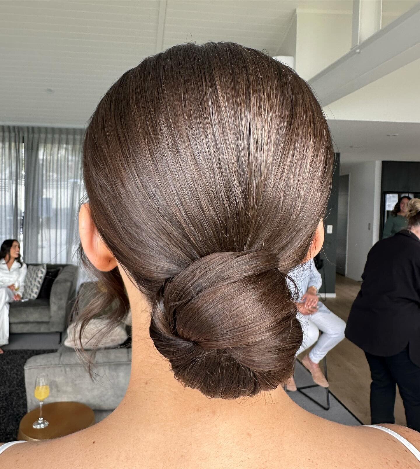 So shiny ✨ 

Prepped the hair with @colorwowhair Dream Coat Supernatural Spray for the ultimate shine on this polished look ❤️

#Beyondtheponytail #maneaddicts #kaleocollective #colorwow #haircarenz #queenstownwedding #queenstownbride #nzwedding #nzb