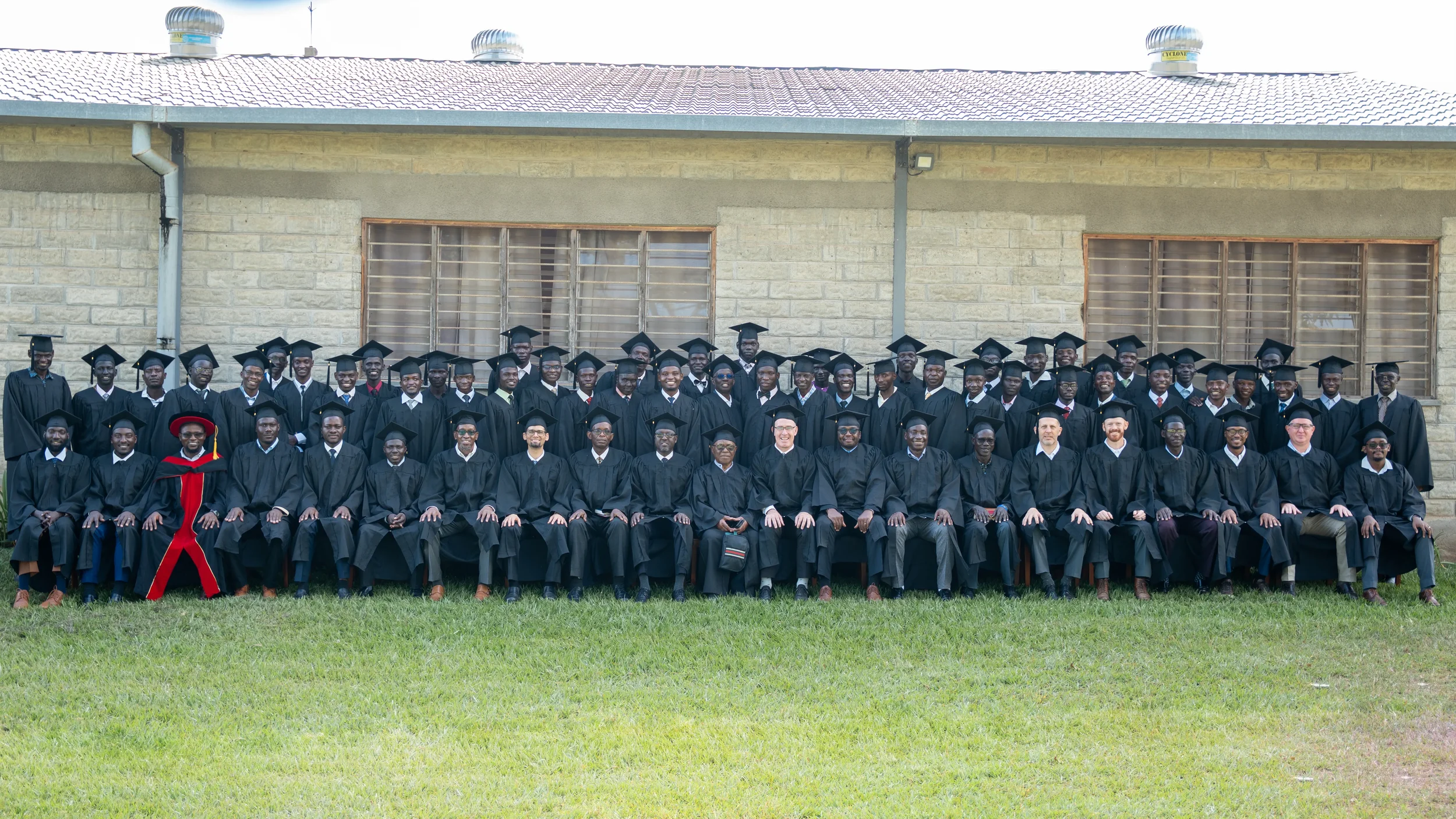 Graduands, Faculty, Staff and Members of the Governing Council in a group photo.