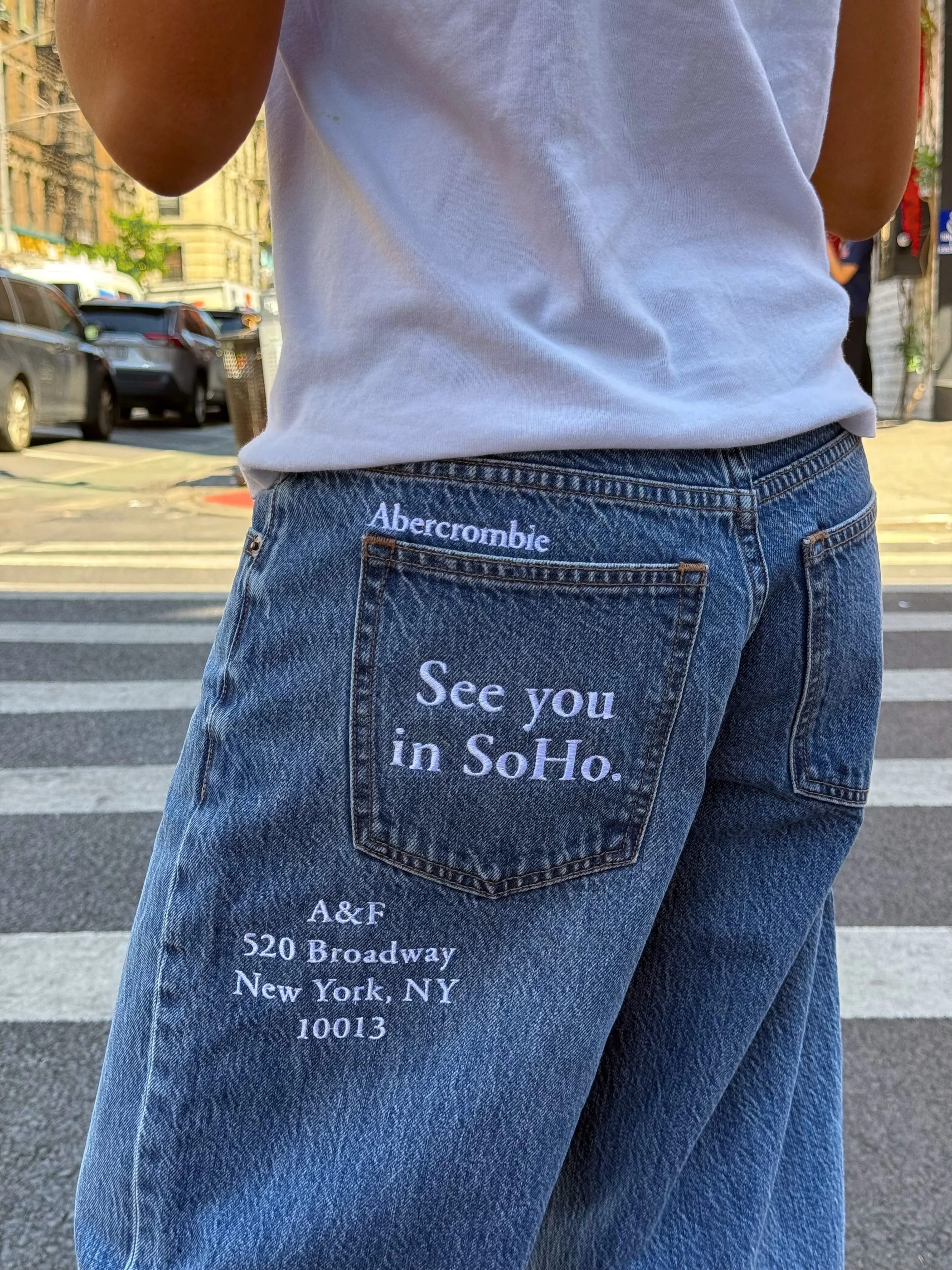 @abbode x @abercrombie 👖🍎🚕

A collection of Abbode&rsquo;s iconic New York City designs, embroidered on Abercrombie fall essentials like denim and button-downs, giving a custom twist to tried and true favorites.

Available now at Abercrombie.com a