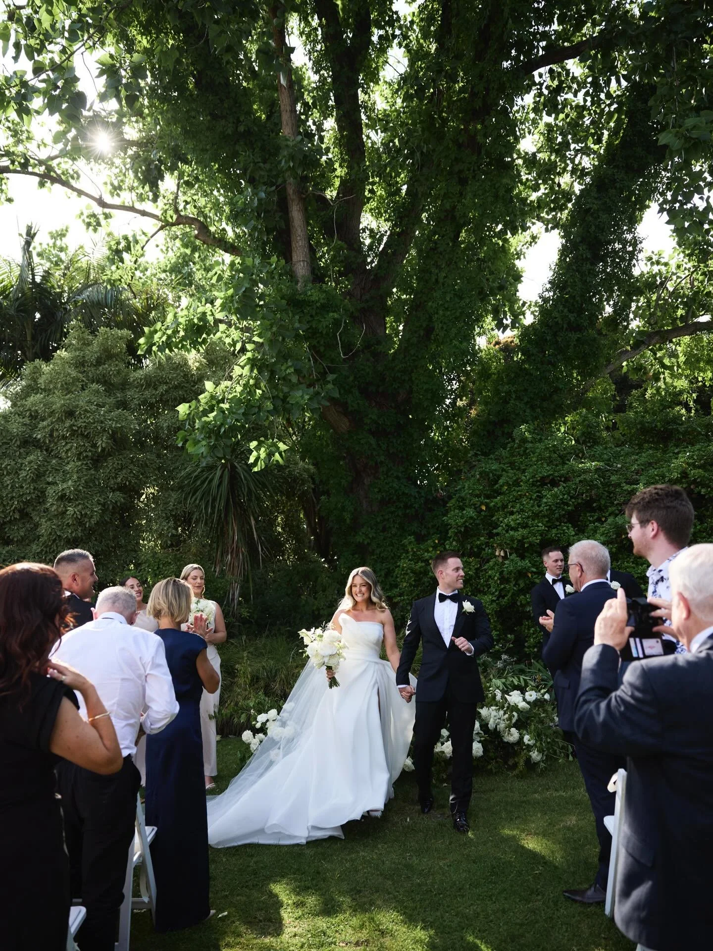 One year on from Tahlia and Dylan&rsquo;s stunning day at @gardenshouseag and still, no notes - perfection! 

@gardenshouseag 
@louloumemphis 
@marianahardwick 
@tahliaconroy_