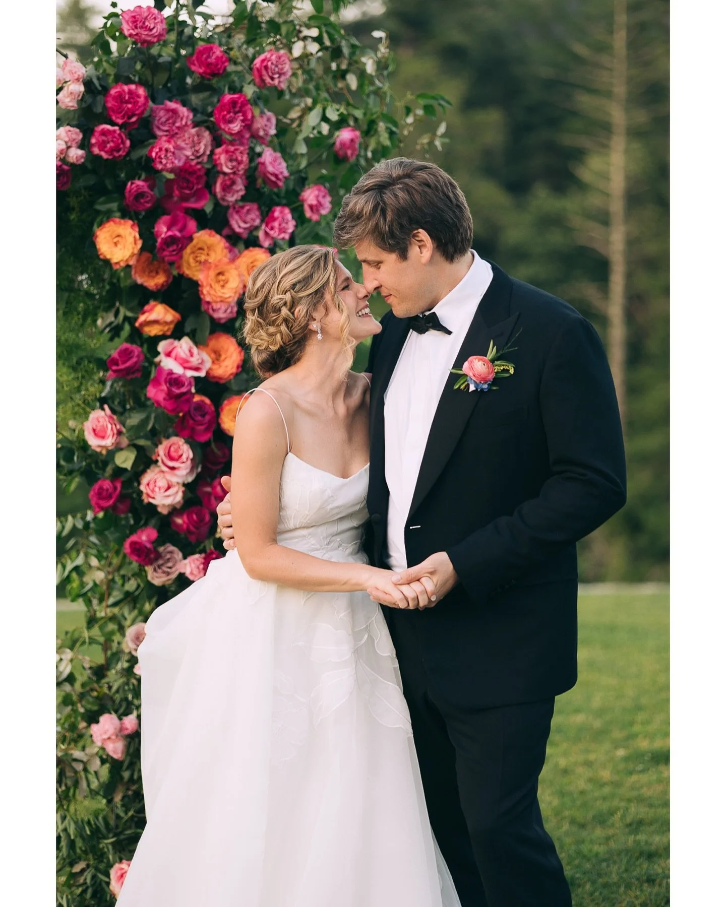 H + R : Some days have it all. This one had the rain and the heat with big color and quiet moments. In a beautiful corner of the mountains with their closest people. Perfect.

Planning/Styling: @highgoldconcierge
Venue/Catering: @highhamptonnc
Floral