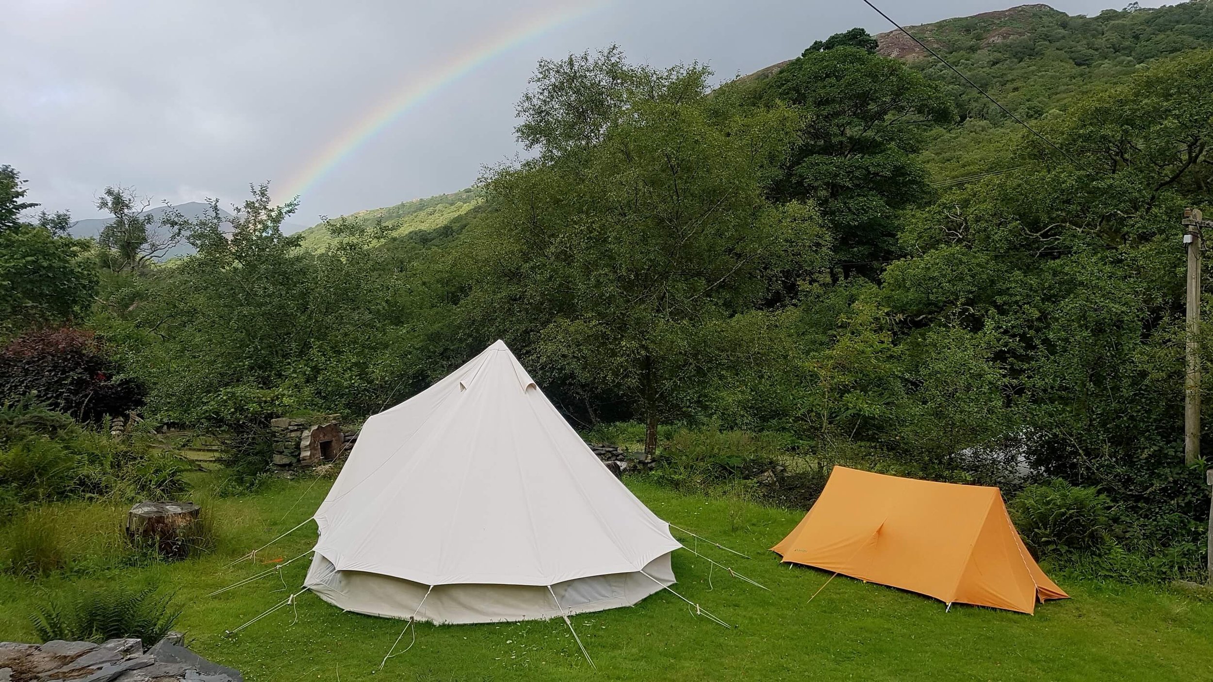exterior-bell-tent-drwsnant-north-wales-accomodation18.jpeg