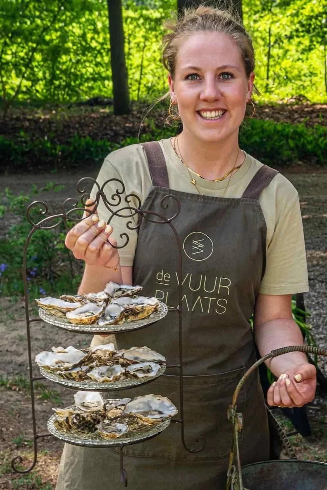 Met haar goede gevoel voor gastvrijheid en humor maakt ze van iedere partij een feest.