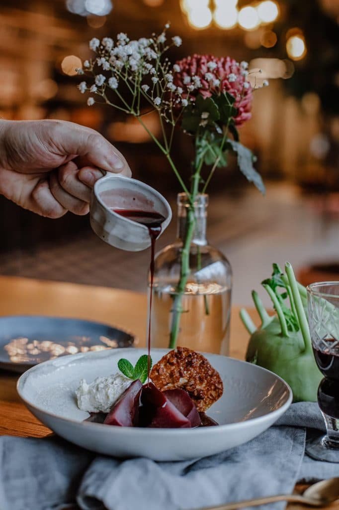 Op De Vuurplaats organiseren we de workshops met de asado-BBQโs en serveren we het eten op lange tafels onder de bomen.
