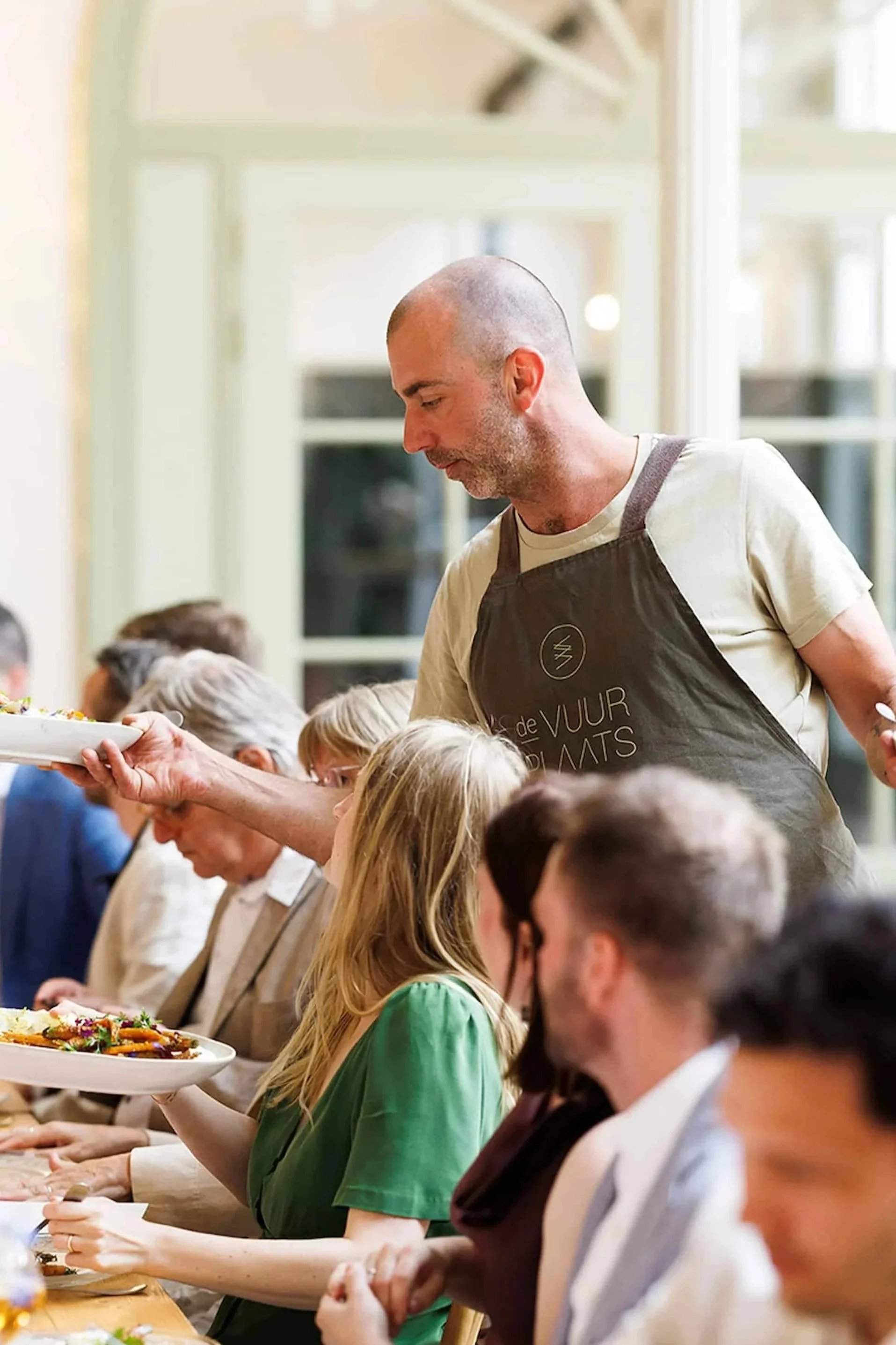 Ken werkt inmiddels al 4 jaar met ons.  Met zijn enthousiasme, gastvrijheid en altijd grote glimlach zorgt hij ervoor dat iedereen zich meteen welkom voelt. 