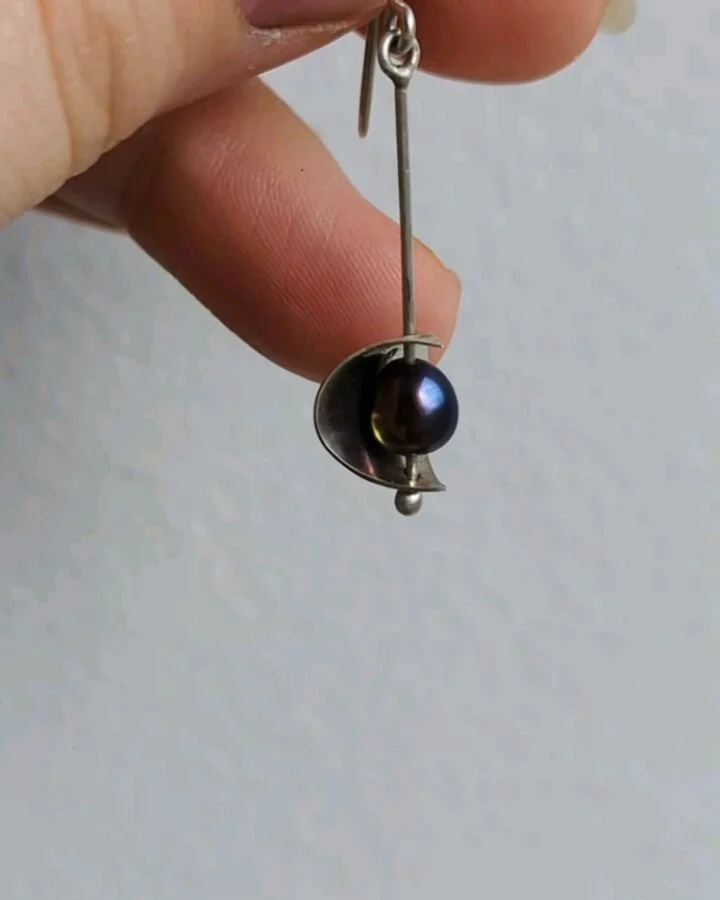 Black pearl earrings in silver for mom's birthday.

#silver #blackpearl #silversmith #handmadejewelry #diyjewelry #earrings