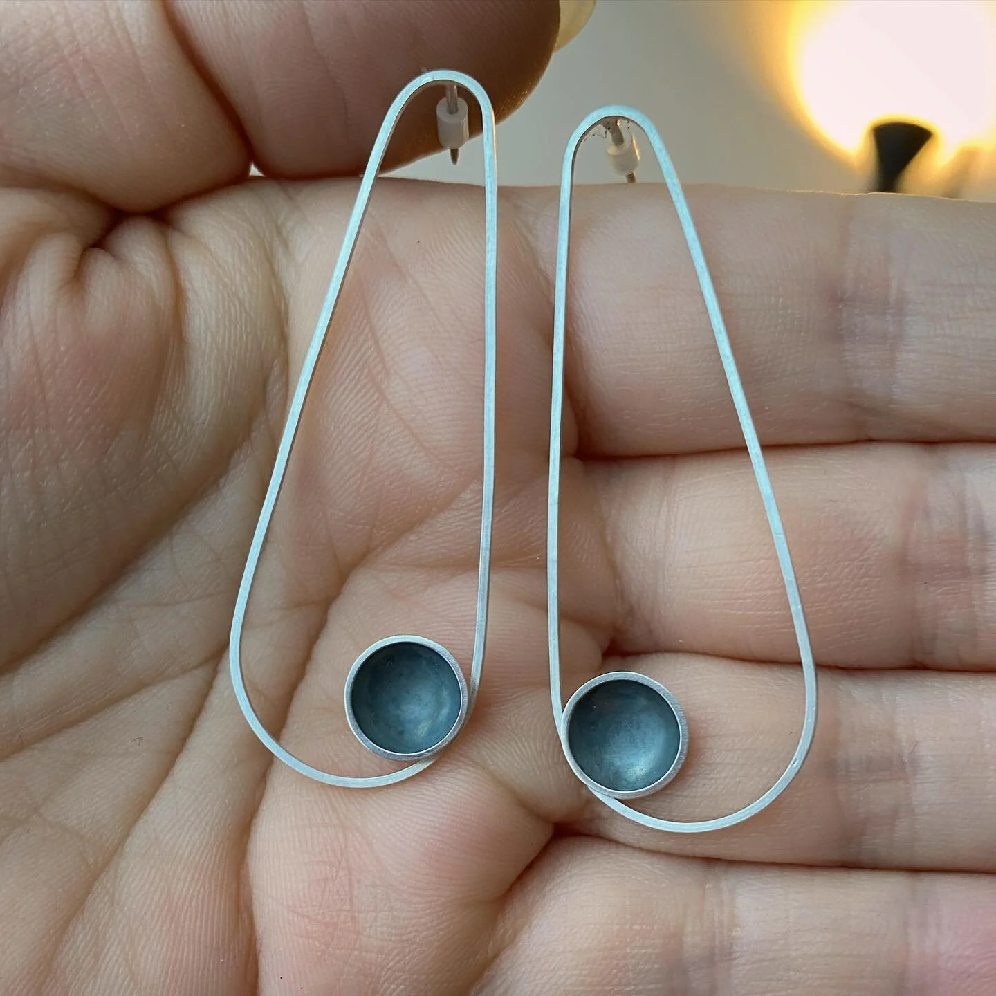 Balancing some minimal lines.

I did set up to create something colourful but this popped in my mind first. Very happy with the outcome! ❤️&zwj;🔥

Partly oxidized fine silver.

#artisanjewelry #silversmithing #handmadejewelry #diyjewelry #minimal #s